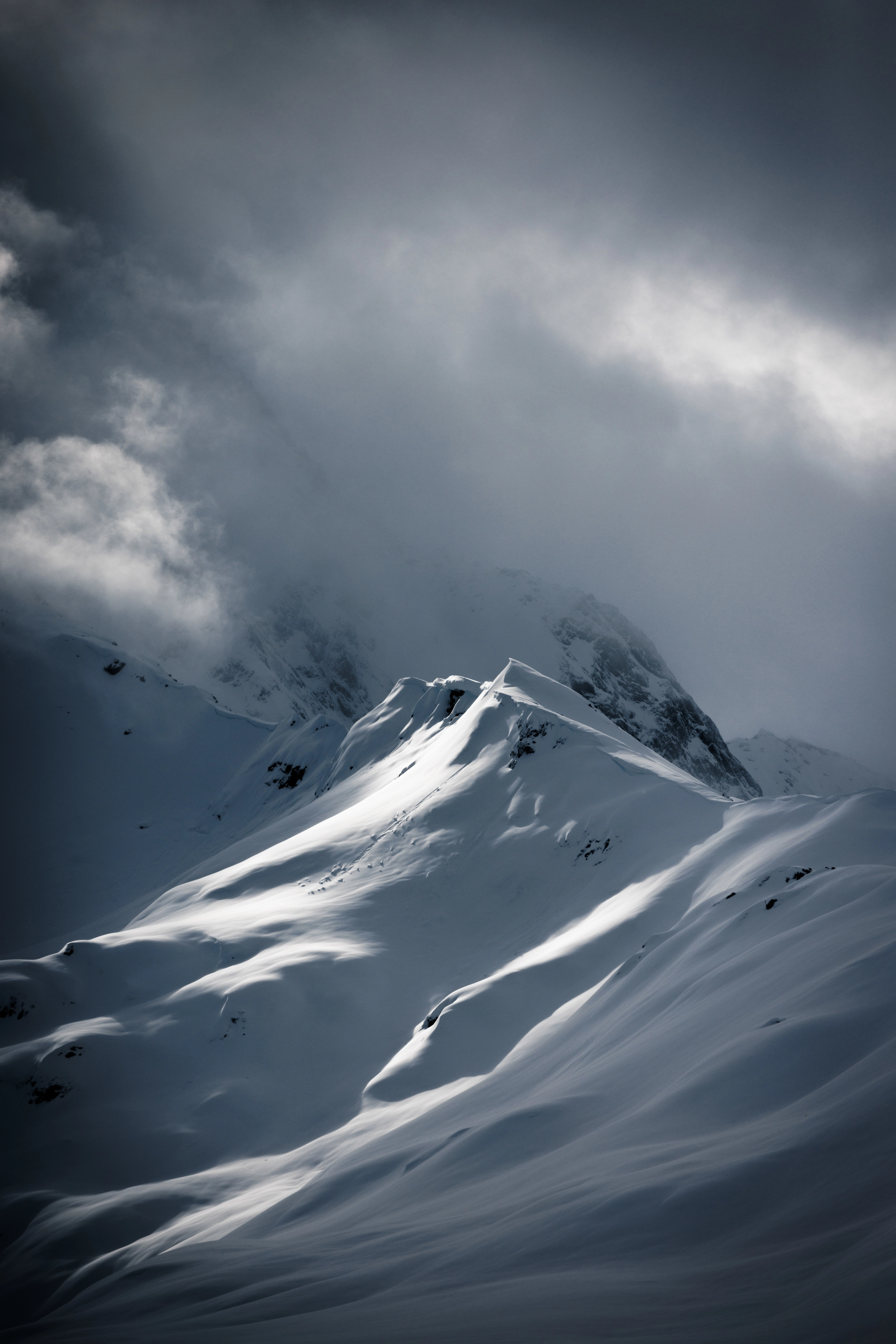 DA_8512_SKITOUR_PURE_WS2425_SonnenkopfArlberg_Max Draeger_MedRes mountains, snow, alpine, snowy terrain, ridge