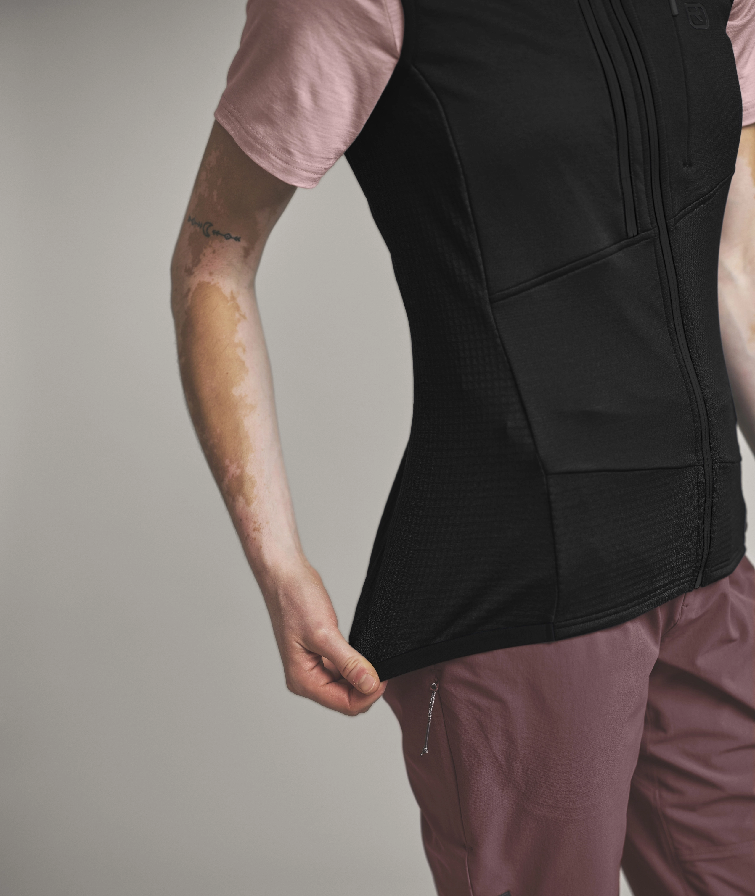 87206-90201-FLEECE_GRID_VEST_W-D-02.jpg 87206-90201-FLEECE_GRID_VEST_W-D-02.jpg