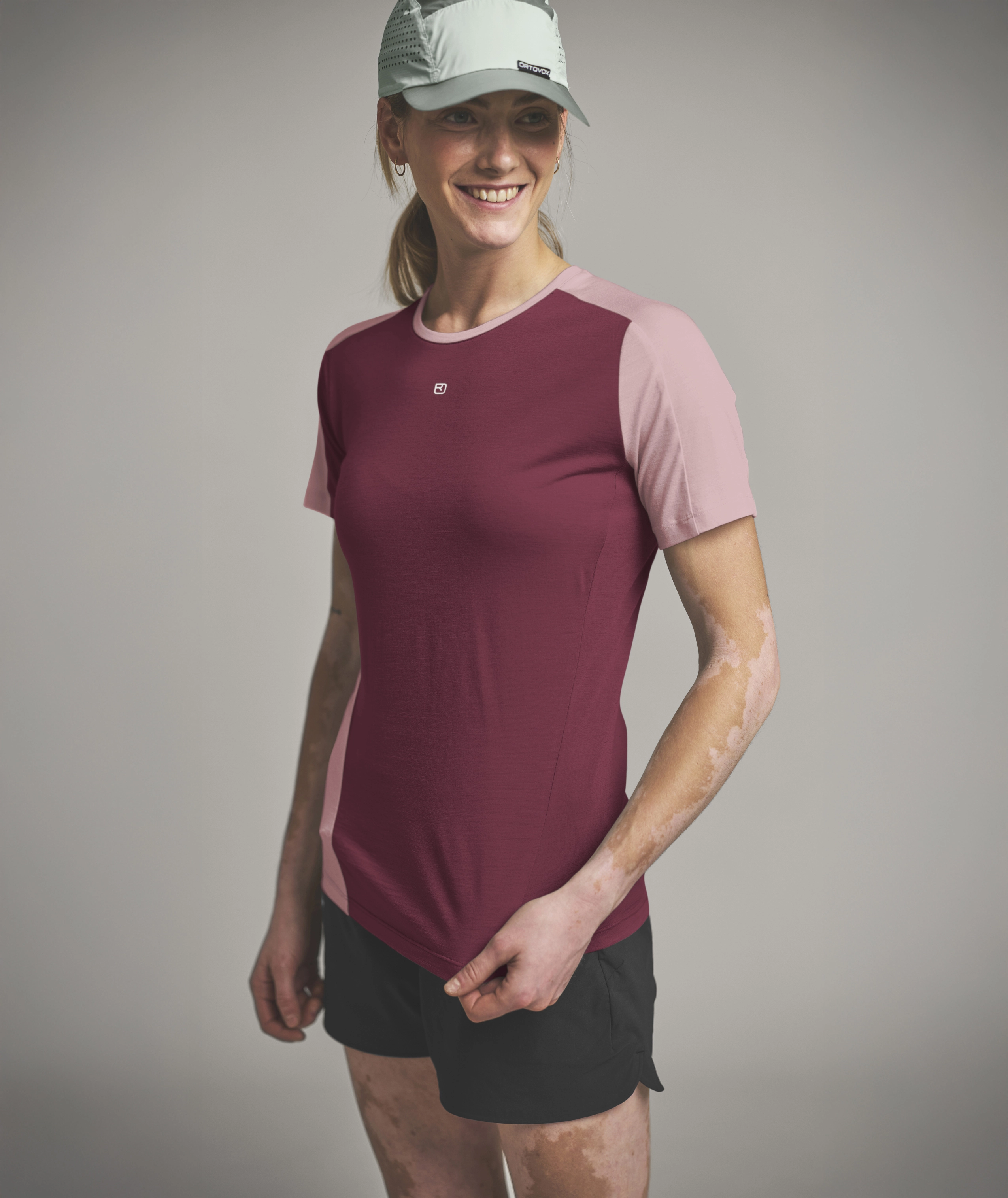 88068-36201-120_COOL_TEC_FAST_UPWARD_TS_W-D-02.jpg 88068-36201-120_COOL_TEC_FAST_UPWARD_TS_W-D-02.jpg, t-shirt, shorts, cap, paneling, athletic