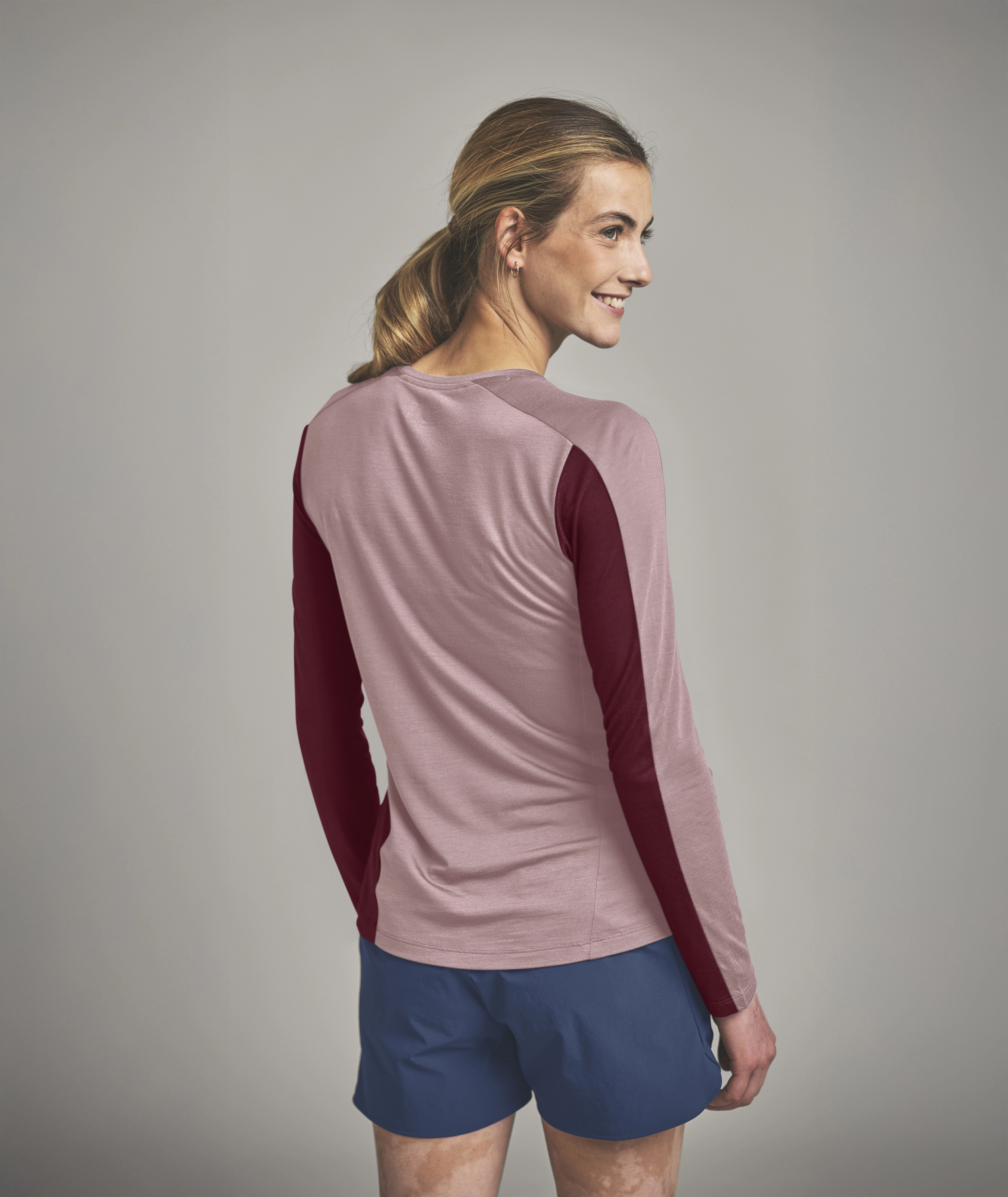88067-36201-120_COOL_TEC_FAST_UPWARD_LS_W-D-03.jpg 88067-36201-120_COOL_TEC_FAST_UPWARD_LS_W-D-03.jpg, long-sleeve, pink, maroon, two-tone, athletic-top