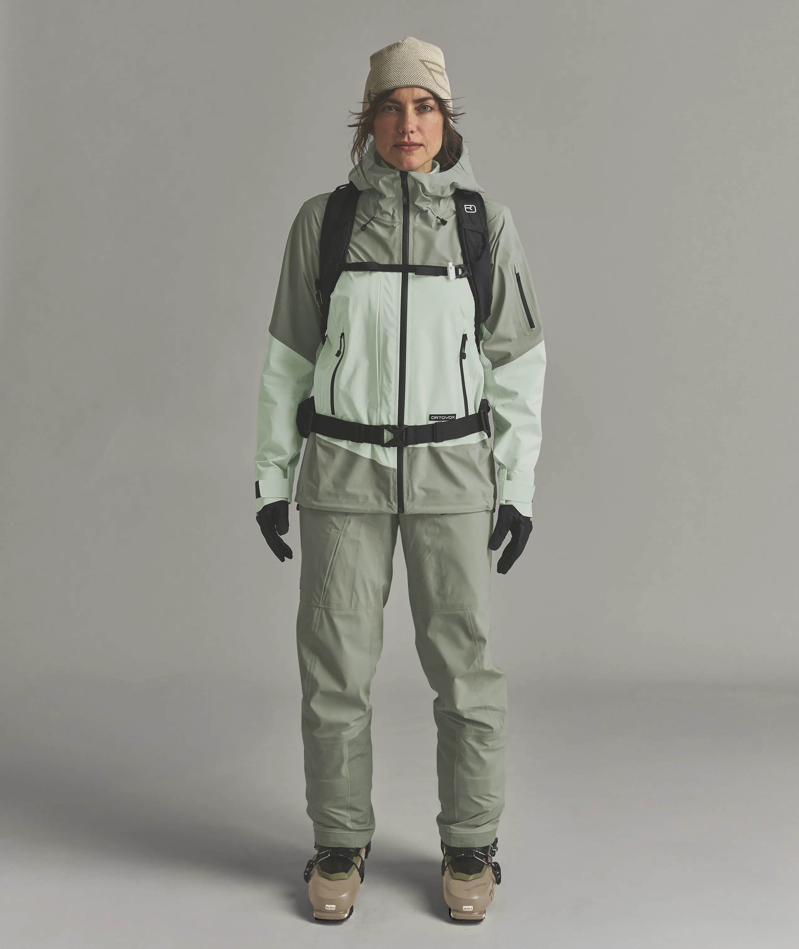 SWITCHBACK 30 S ski jacket, hardshell, outdoor pants, beige boots, beanie