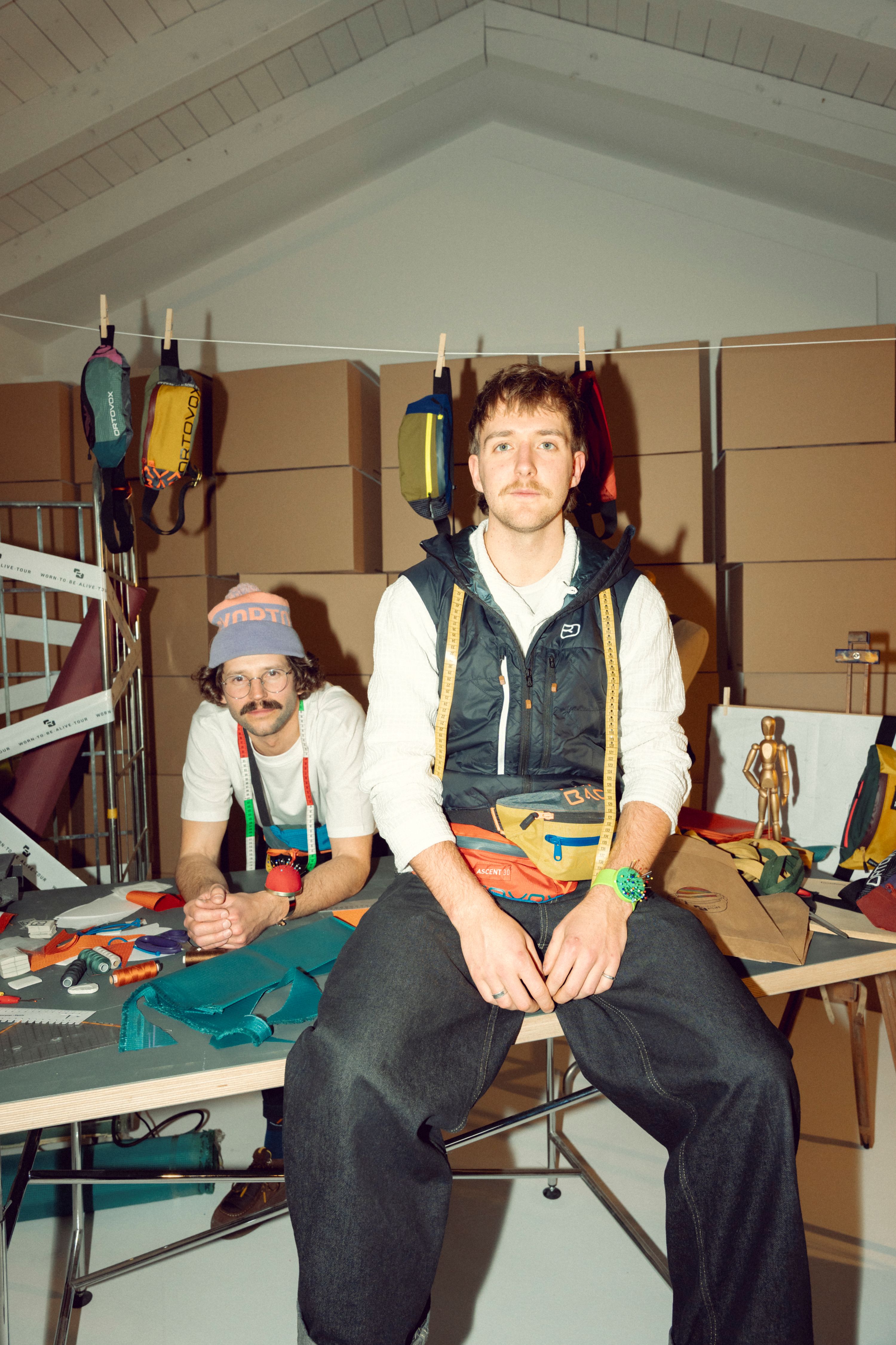 250310_Ortovox_TomKieslichMedia_-01253 - Kopie Pants, Photography, Portrait, Table, Vest