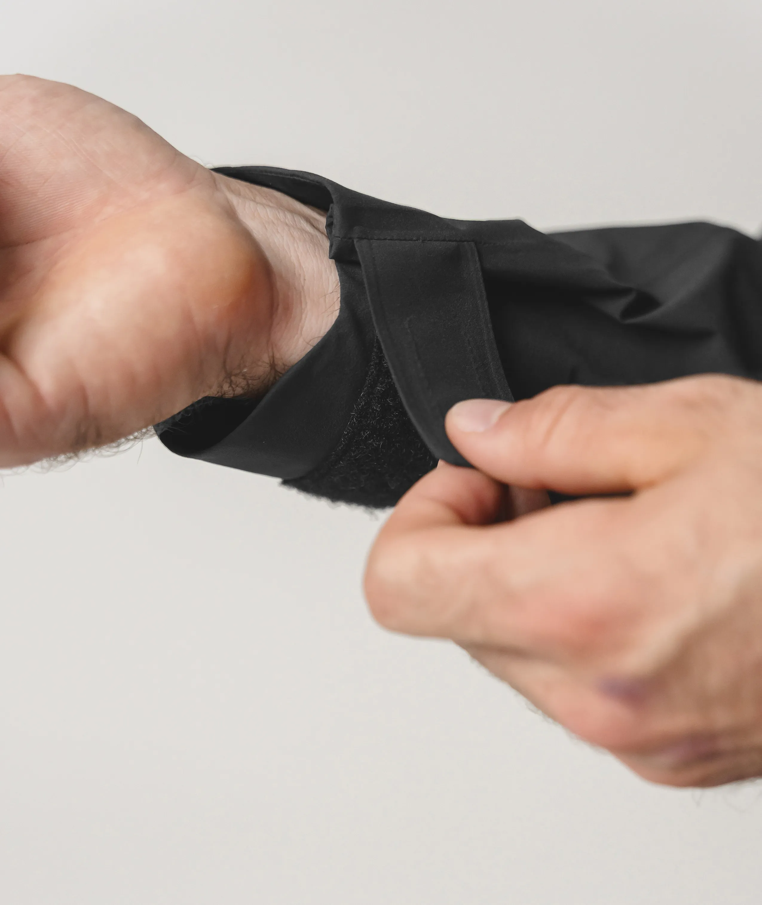 60210-62701-SEQUENCE_GORE_TEX_JKT_M-D-05.jpg 60210-62701-SEQUENCE_GORE_TEX_JKT_M-D-05.jpg, glove, adjustment, black, fabric, strap