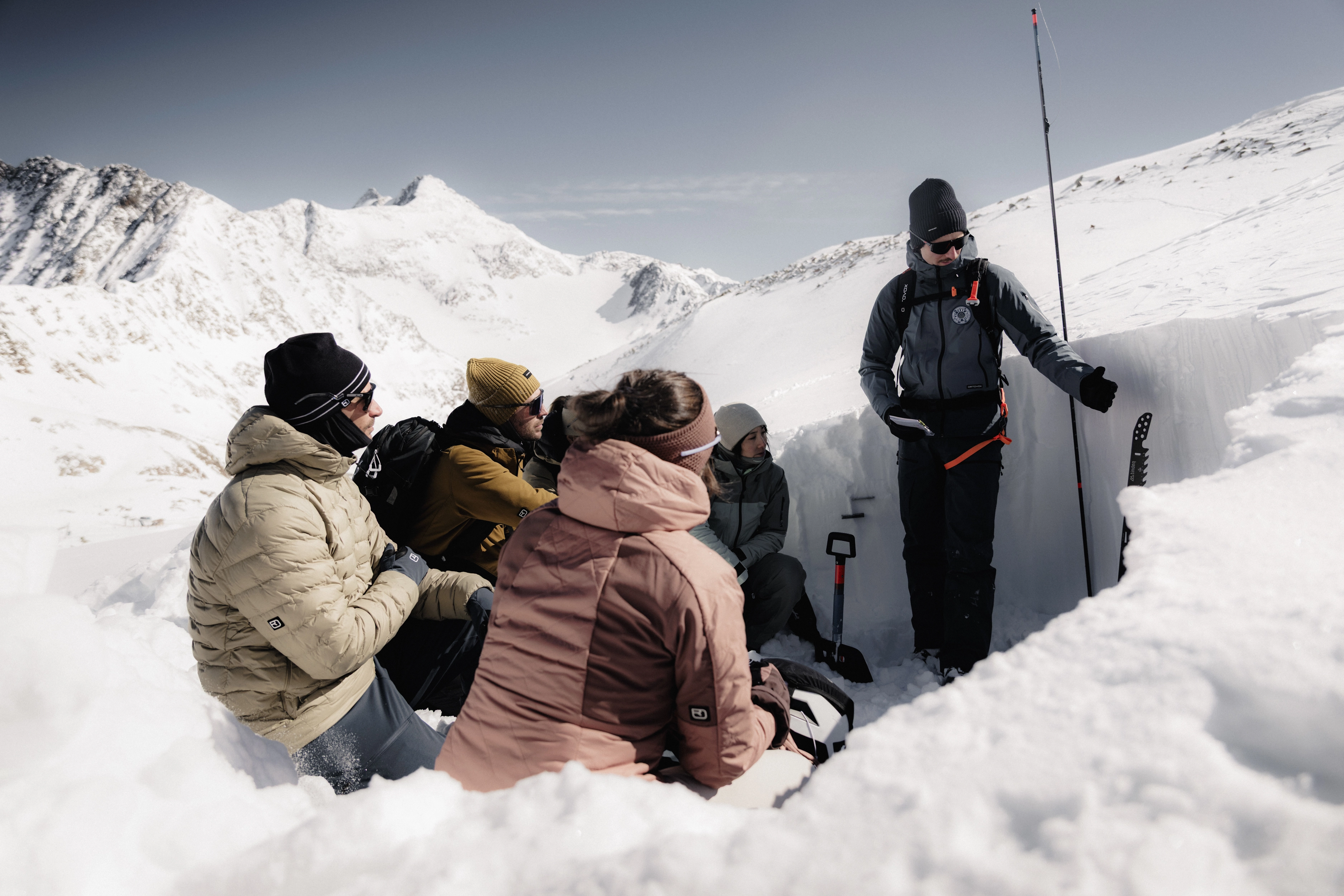 DB_8537_SAFETY SNOW_Stubai_WS2627_MaxDraeger_MedRes snow, snowy-mountains, hiking-gear, skiing, outdoor-clothing, skiing, snow, slope, group, gear, snow, hiking, group, mountains, outdoor-gear
