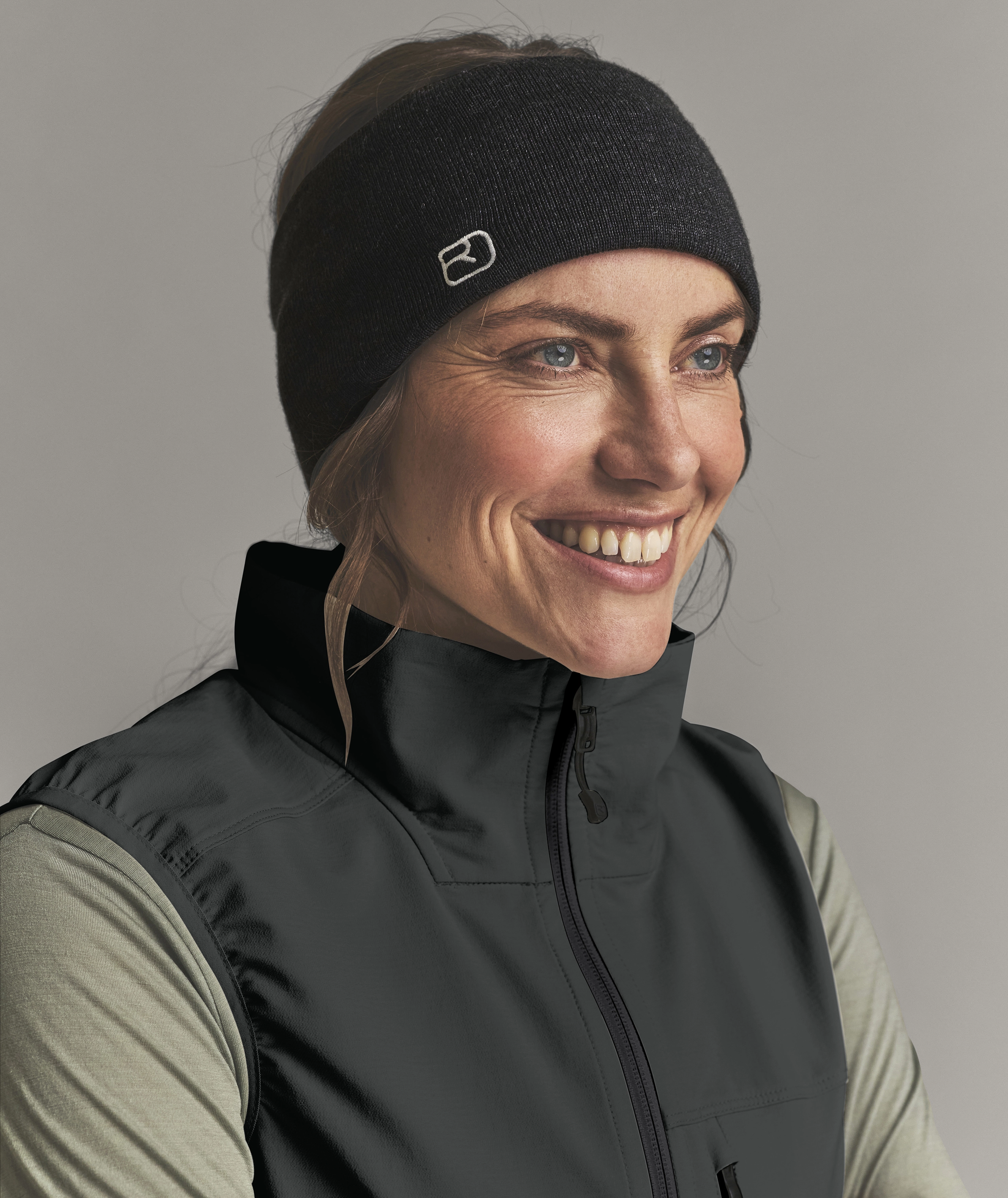 VENET SOFTSHELL VEST W beanie, hat, knit, black, outerwear