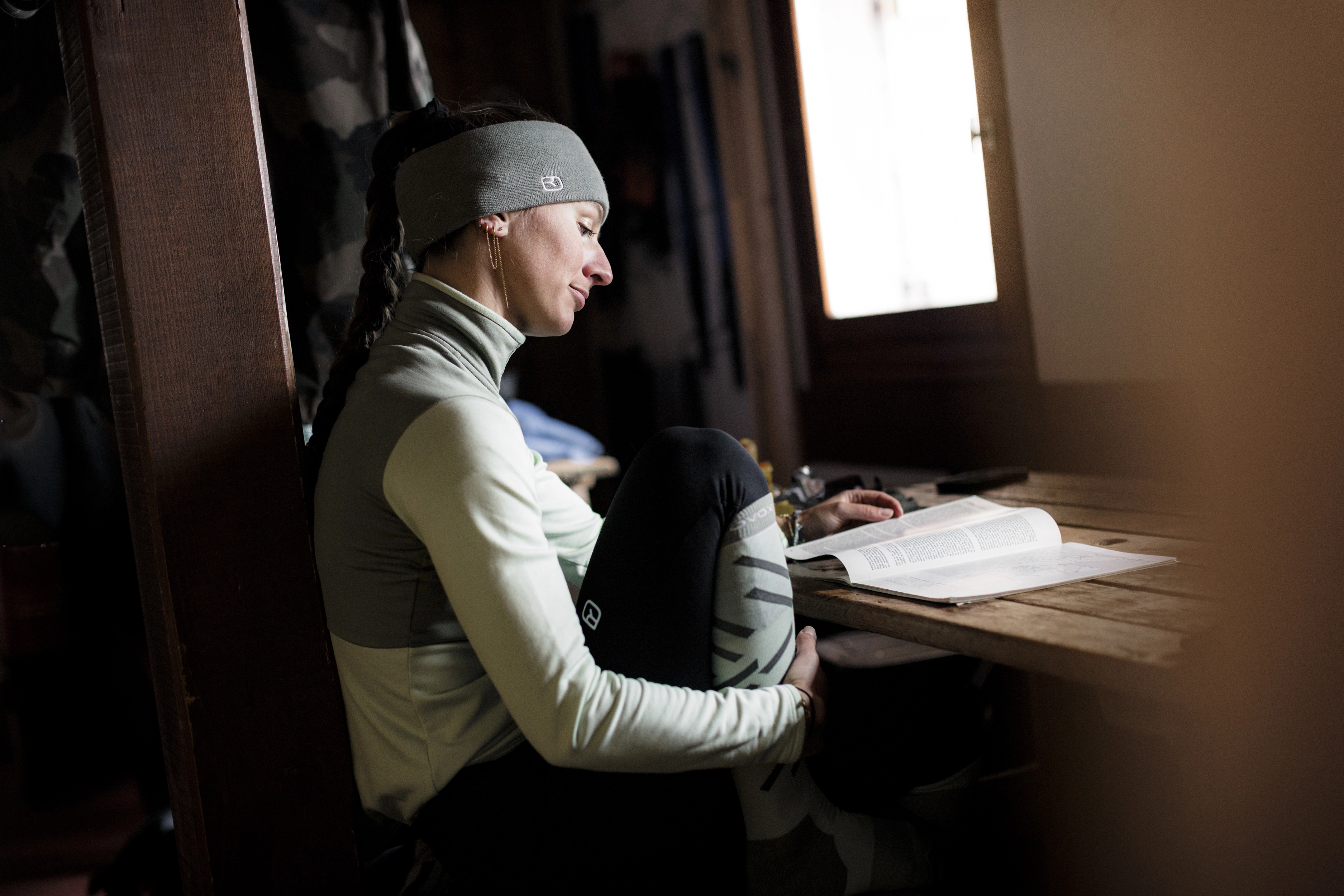 DB_8197_SKITOUR_WS2627_Charmonix_MaxDraeger_MedRes woman, headband, reading, book, indoors