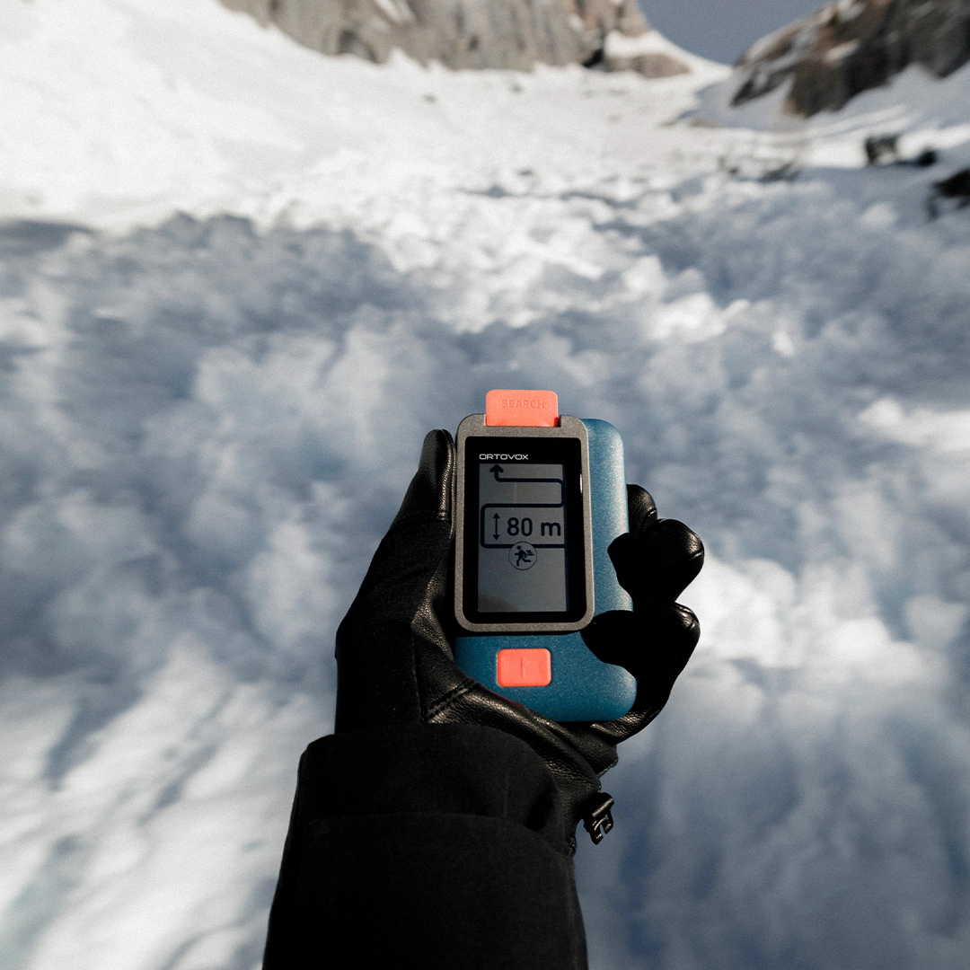 260909_PDP_Focus_App_Mobile_1080x1080_CWI canted device, handheld GPS, mountaineering, gloved hand, orange button