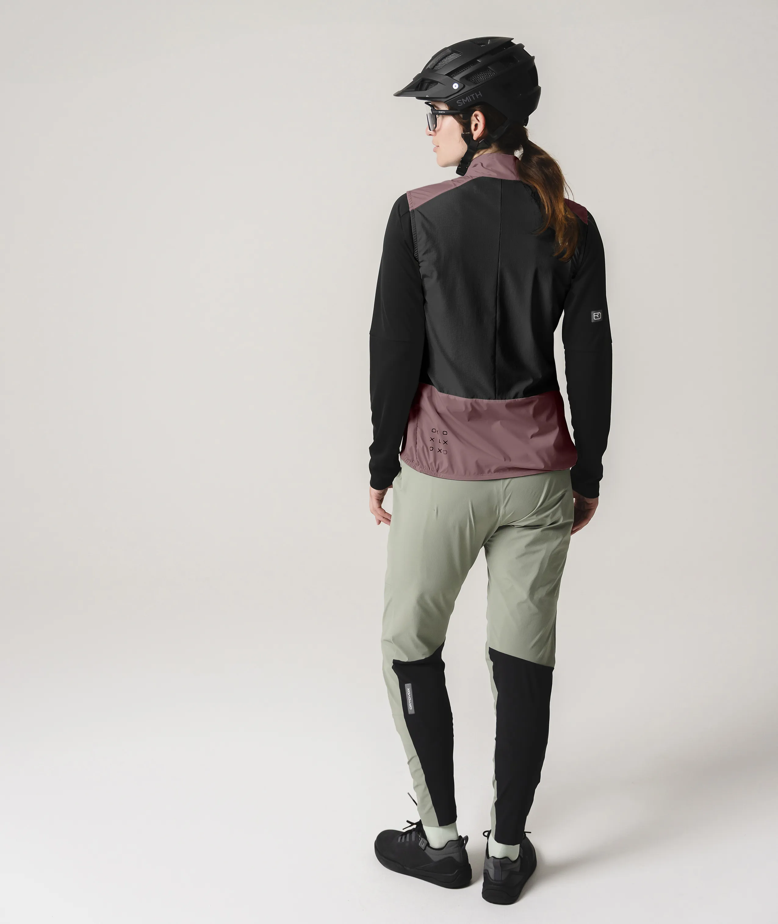 60105-70401-SEQUENCE_WIND_VEST_W-D-02.jpg 60105-70401-SEQUENCE_WIND_VEST_W-D-02.jpg, cycling jacket, softshell, color block, helmet, trousers