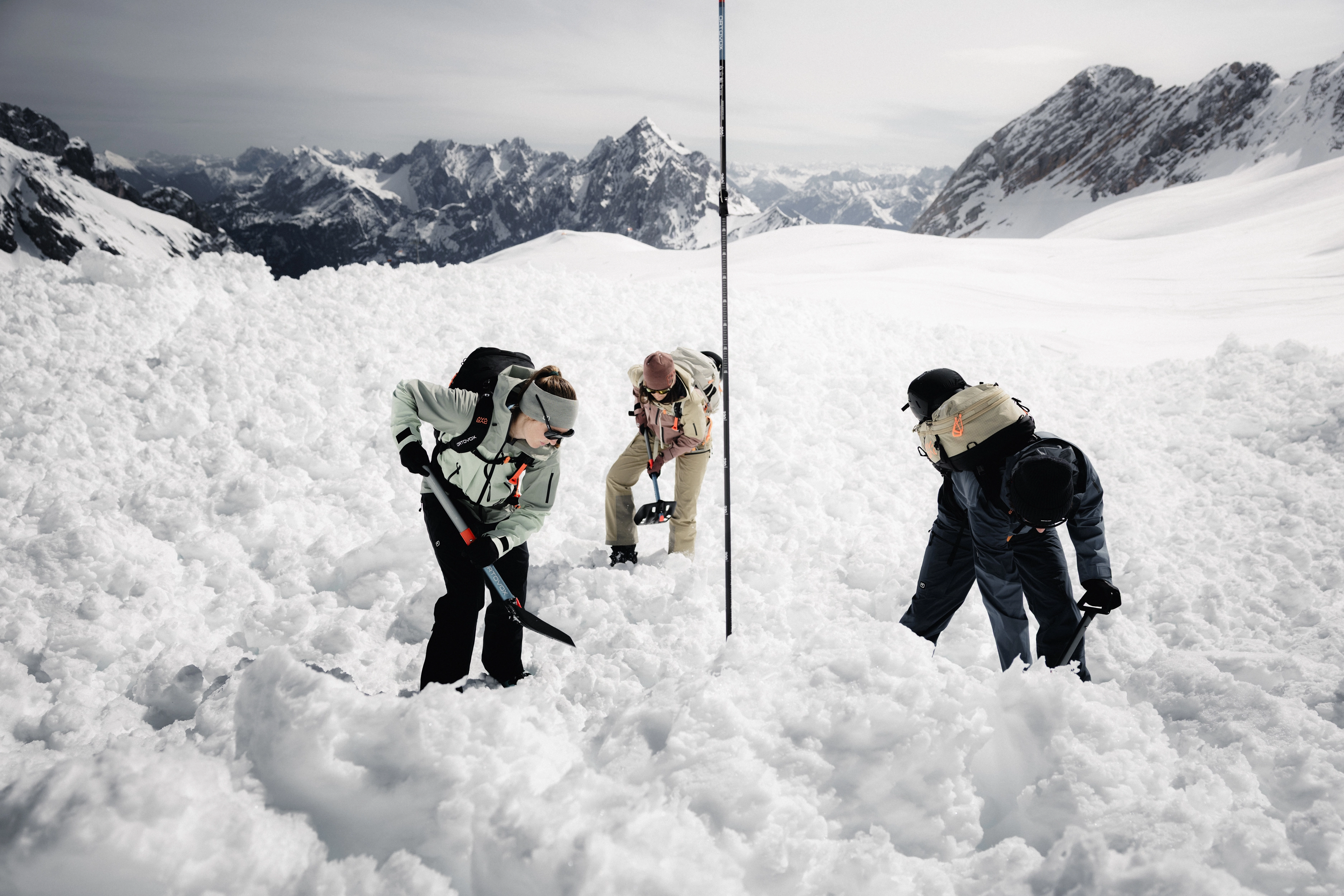 DA_8642_FOCUS_SA SNOW_WS2627_Zugspitze_MaxDraeger_MedRes snow, mountains, skiing, hiking, backpack