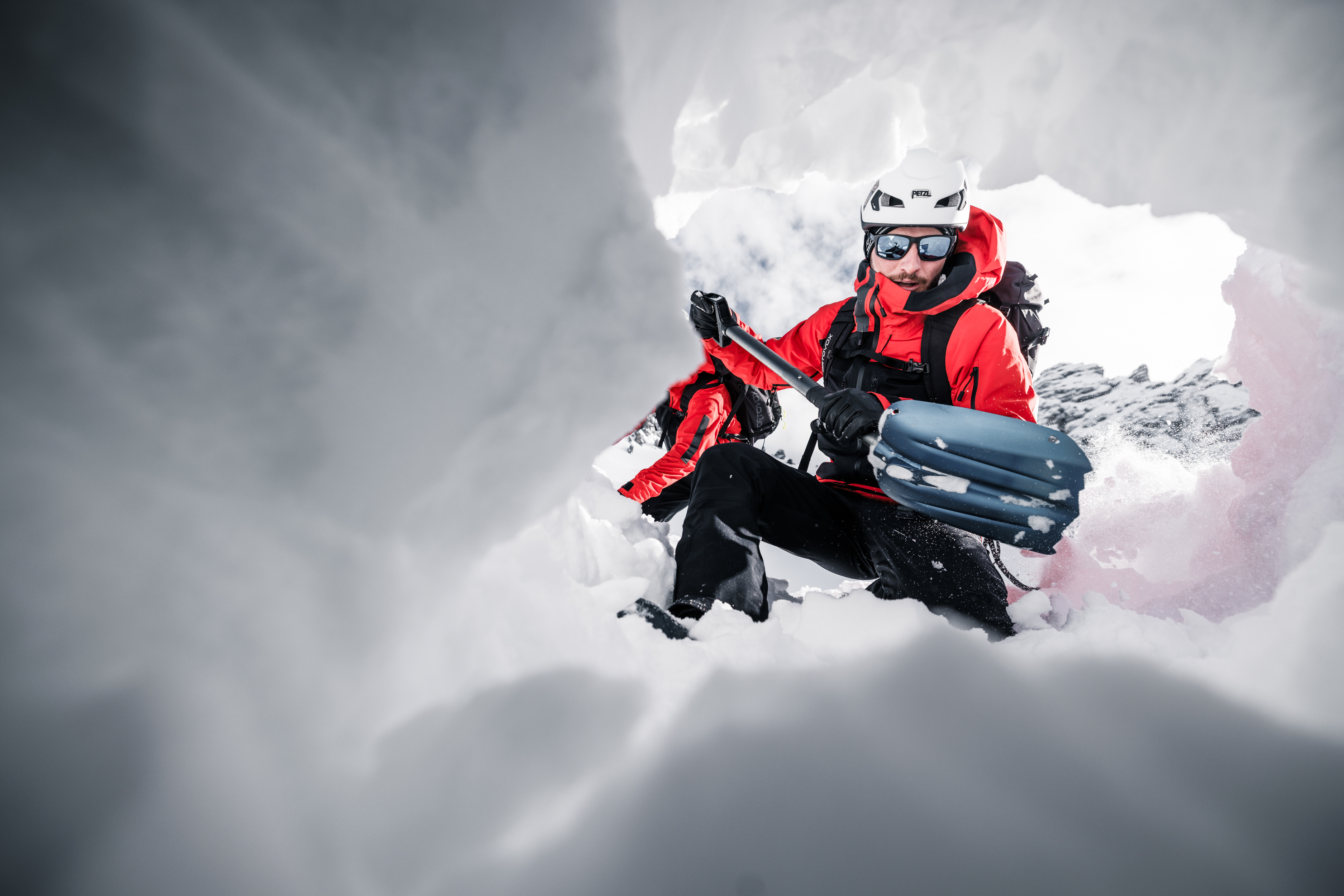 DA_9918_RC_2425_Axams_MaxDraeger_MedRes Glove, Nature, Outdoors, Helmet, Person