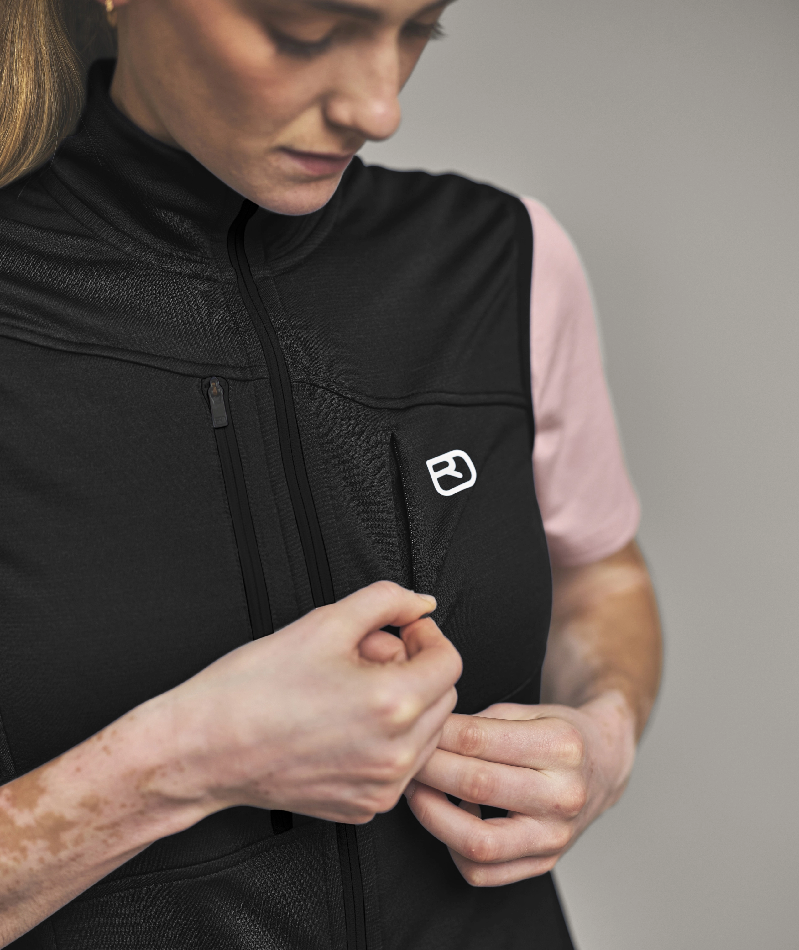 87206-90201-FLEECE_GRID_VEST_W-D-03.jpg 87206-90201-FLEECE_GRID_VEST_W-D-03.jpg