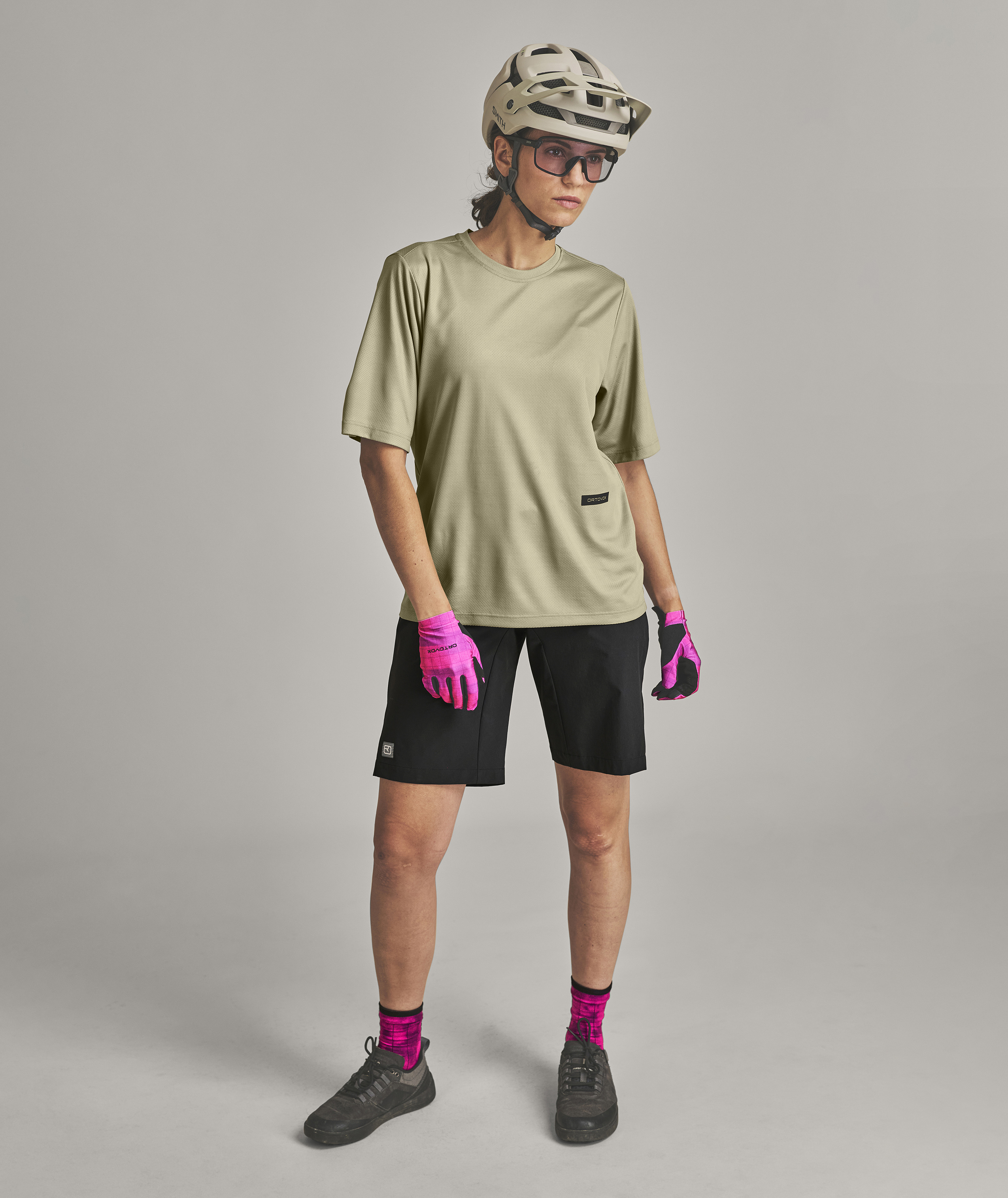 5000895-O00224-SEQUENCE_REvolution_T-SHIRT_W_dark_linen-B-01.png