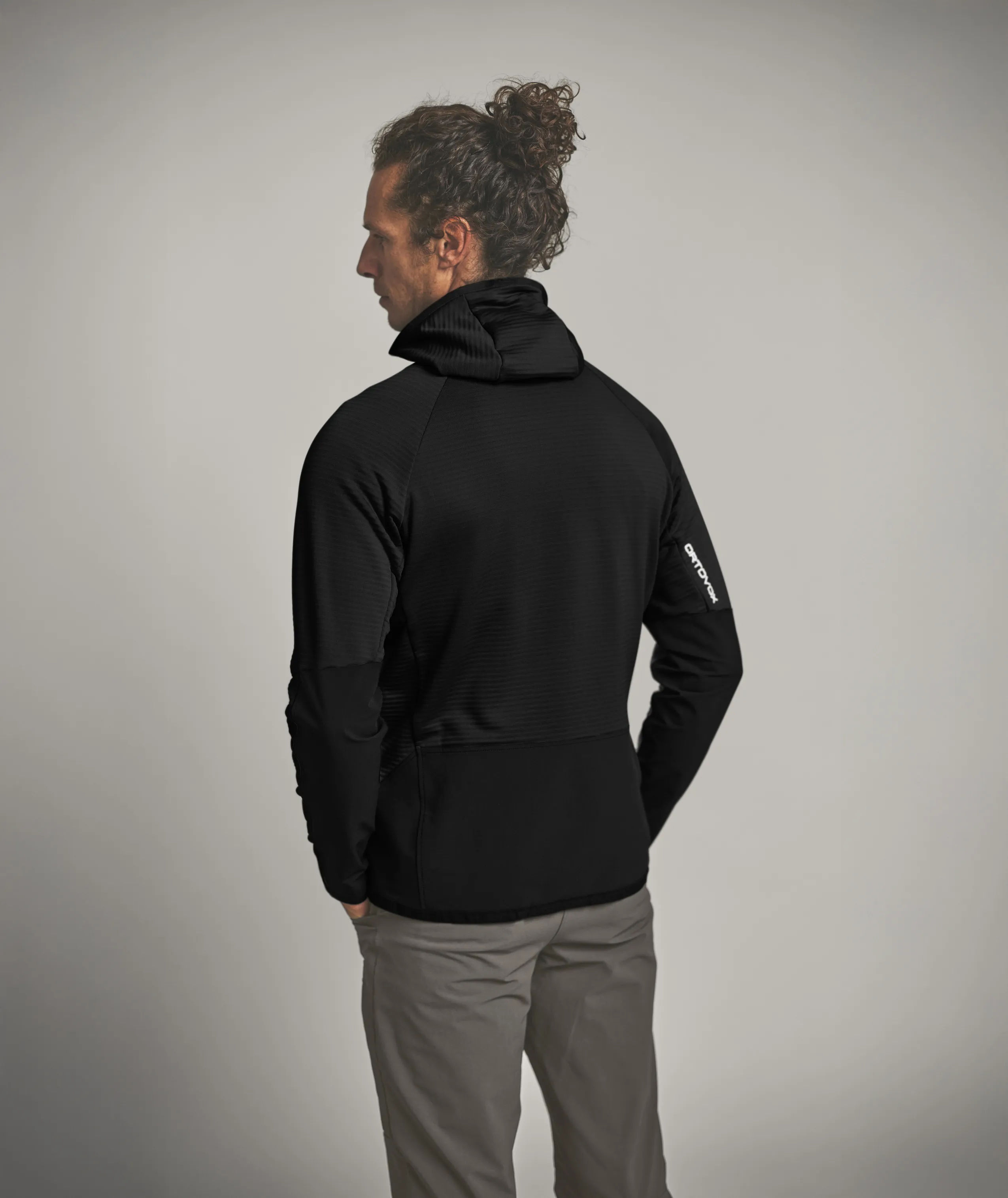 87312-90201-FLEECE_RIB_HOODY_M-D-05.jpg 87312-90201-FLEECE_RIB_HOODY_M-D-05.jpg, hoodie, black jacket, hooded jacket, long sleeve, back view
