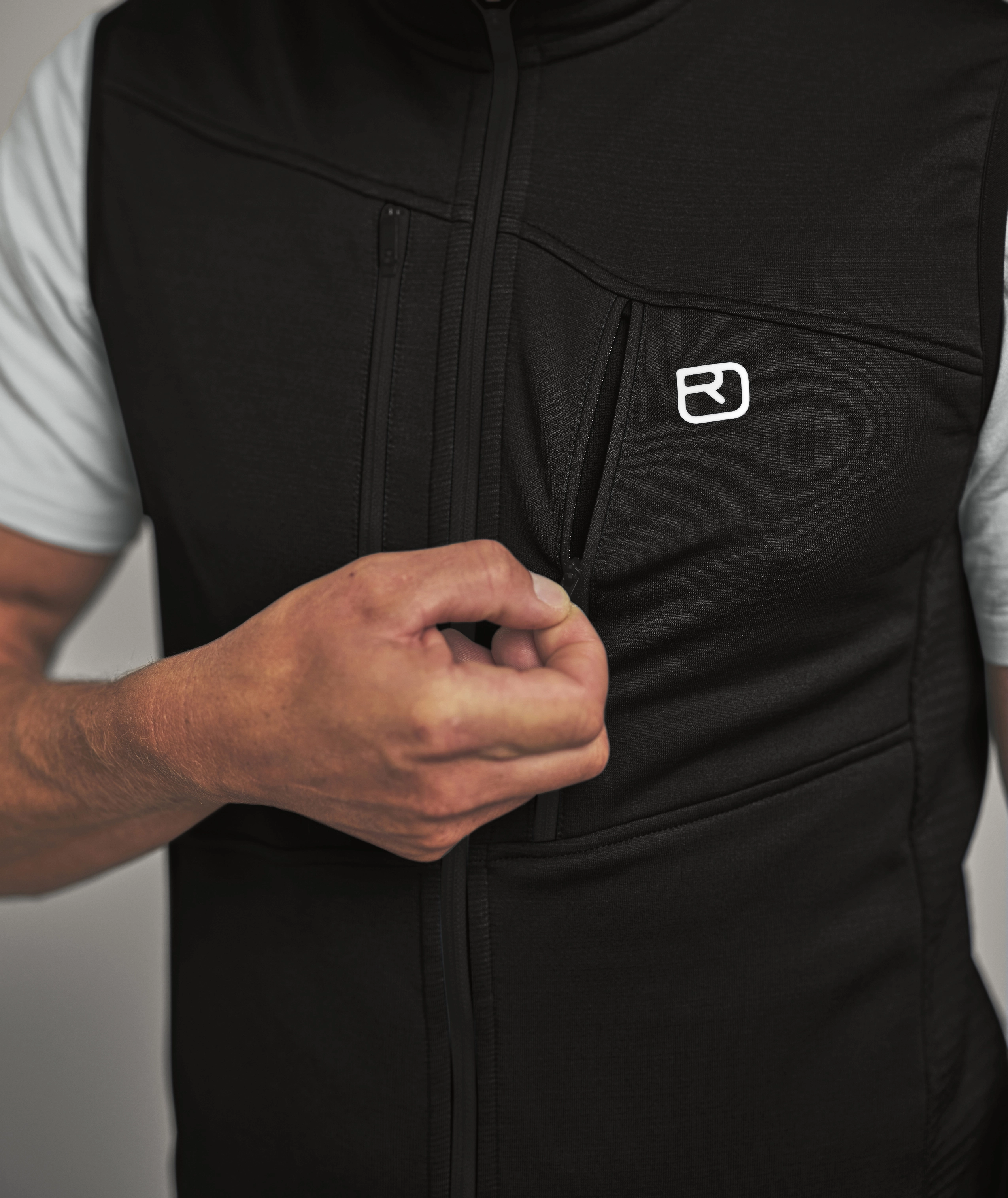 87216-90201-FLEECE_GRID_VEST_M-D-03.jpg 87216-90201-FLEECE_GRID_VEST_M-D-03.jpg
