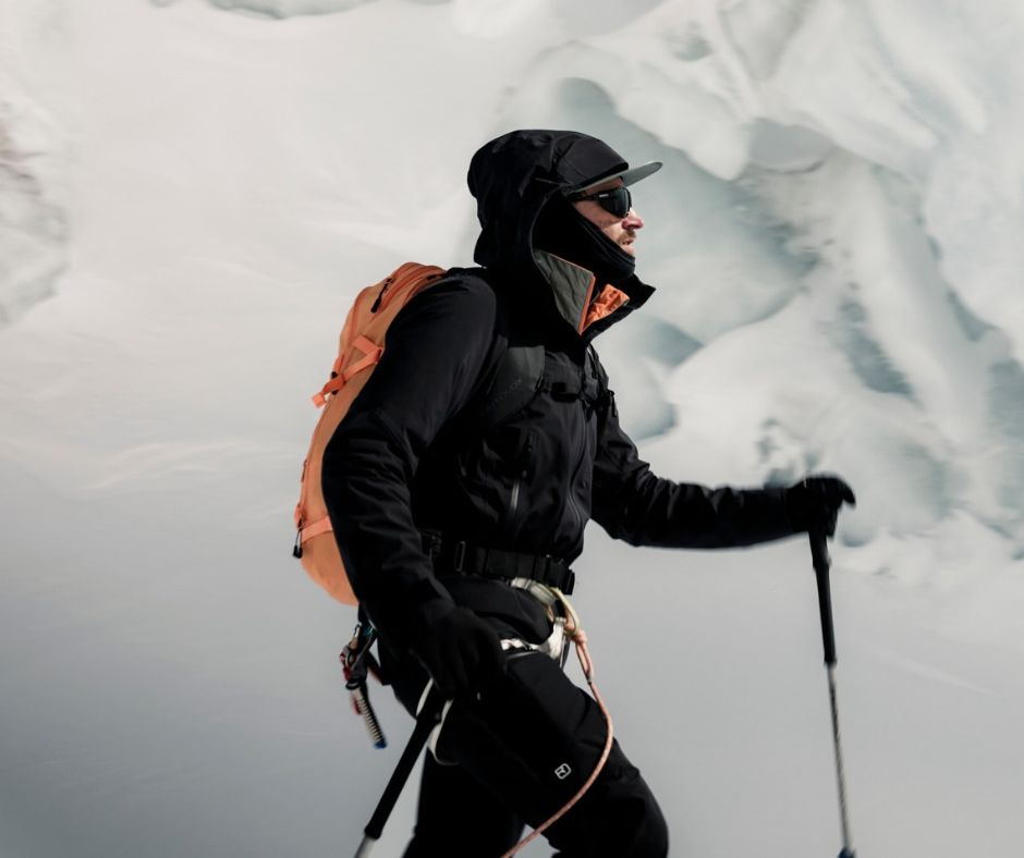 ORTOVOX_Startseite_Winter_Collection_W2627_Mobile hiker, outdoor, snow, winter, backpack