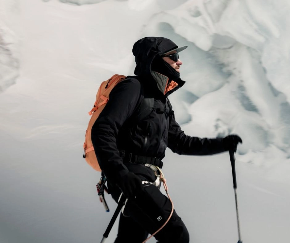 ORTOVOX_Startseite_Winter_Collection_W2627_Mobile hiker, outdoor, snow, winter, backpack
