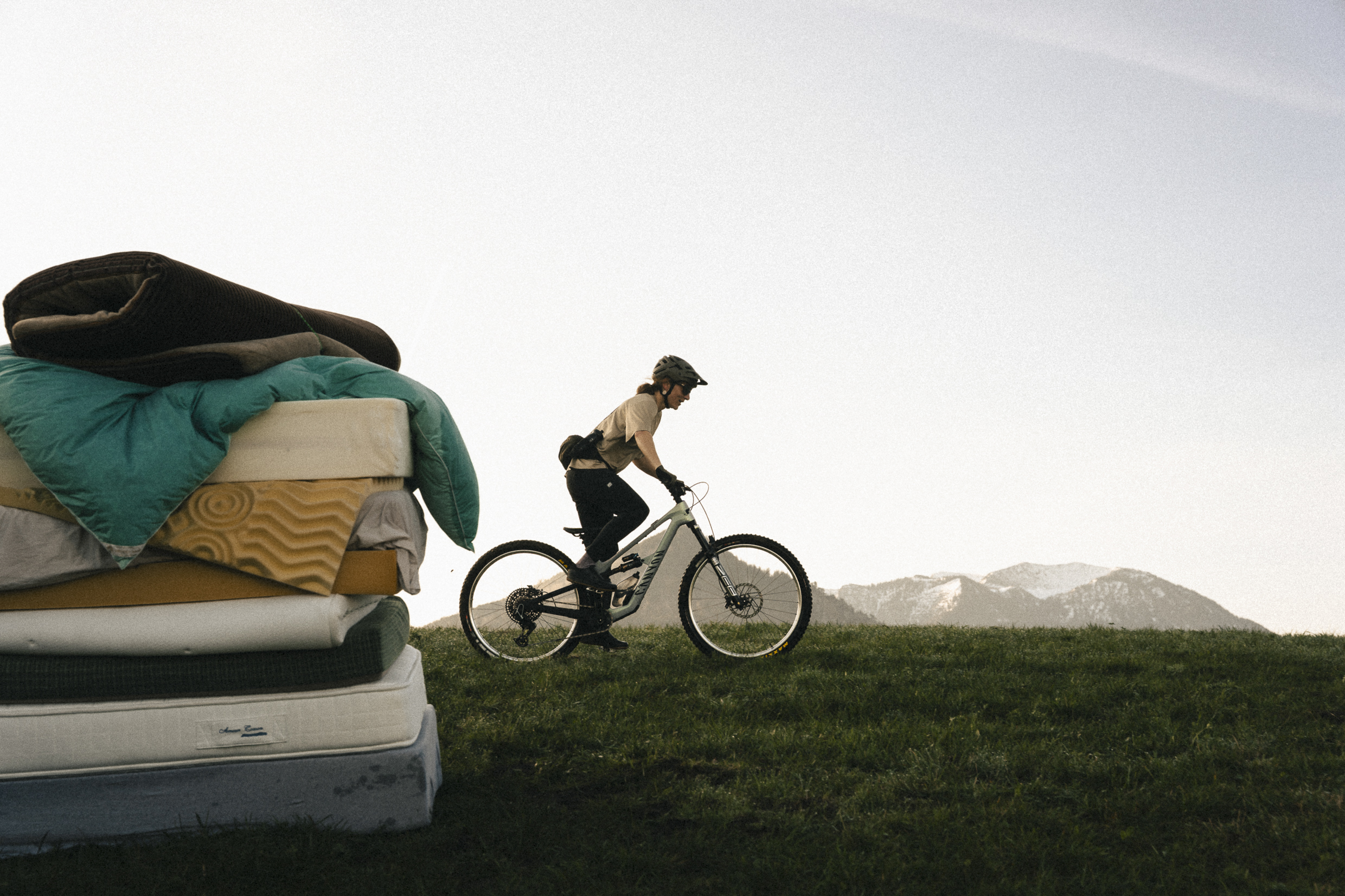 DSC01878_T2T_SS27_TomKieslich_MedRes bicycle, mountain bike, helmet, grass, mattress