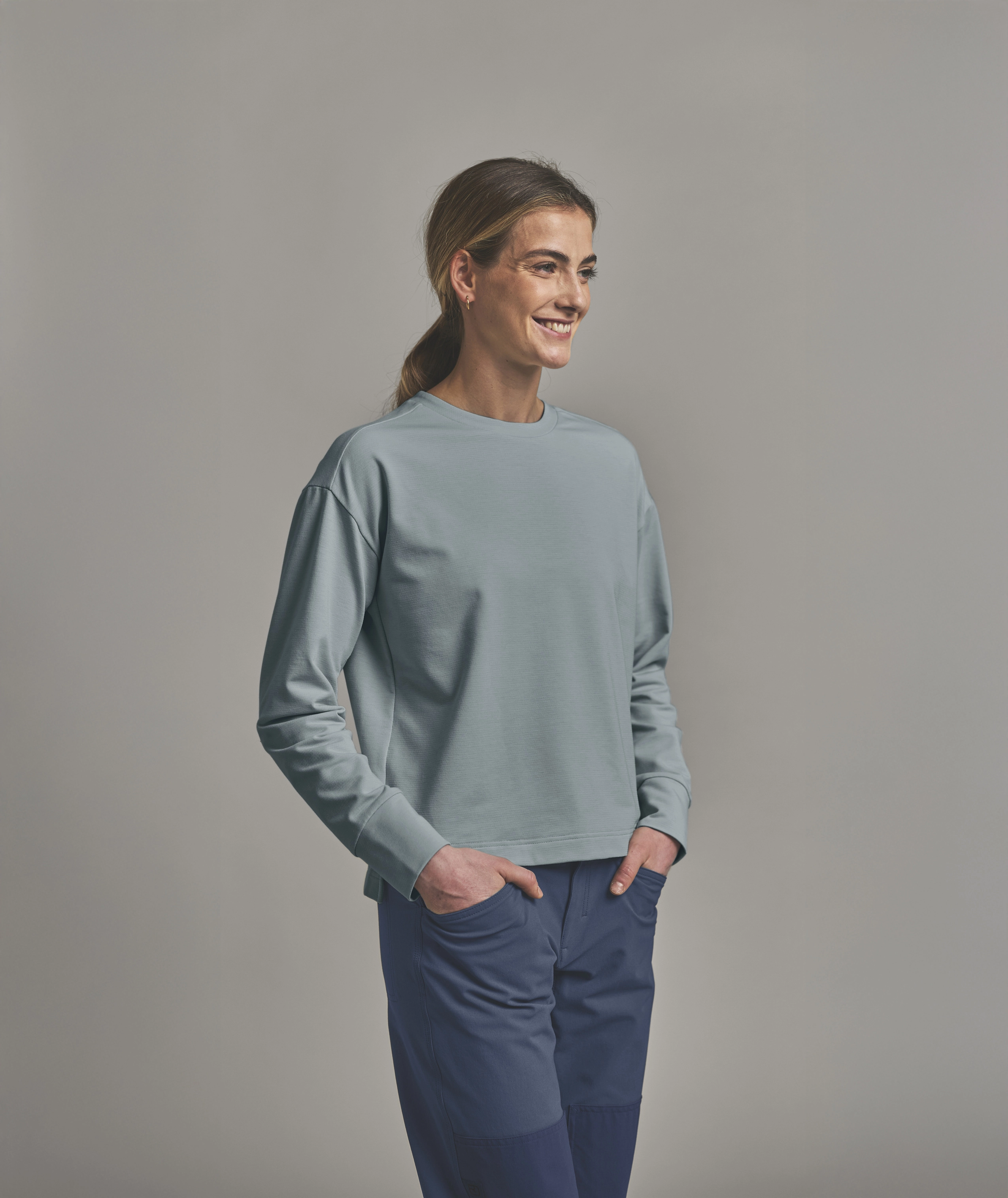 87126-85701-AFFINITY_CREW_NECK_W-D-01.jpg 87126-85701-AFFINITY_CREW_NECK_W-D-01.jpg, sweatshirt, long sleeves, slim fit, solid color, blue-gray