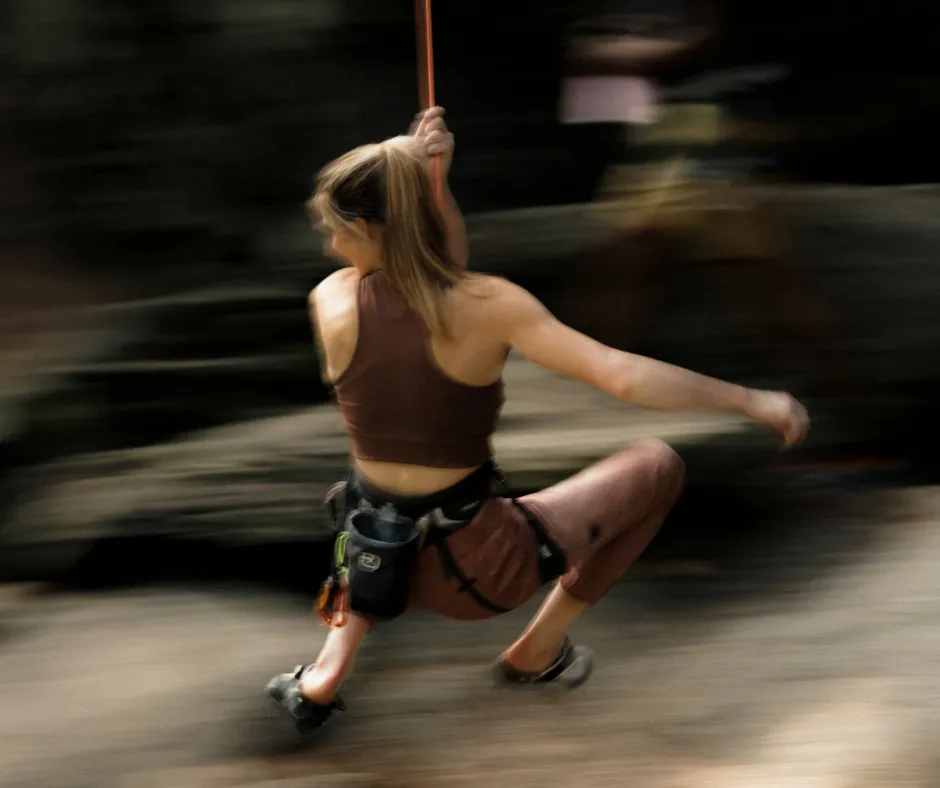 Start_kurse_mobile cave climber, rock climbing, paddle, light brown top, athletic shorts