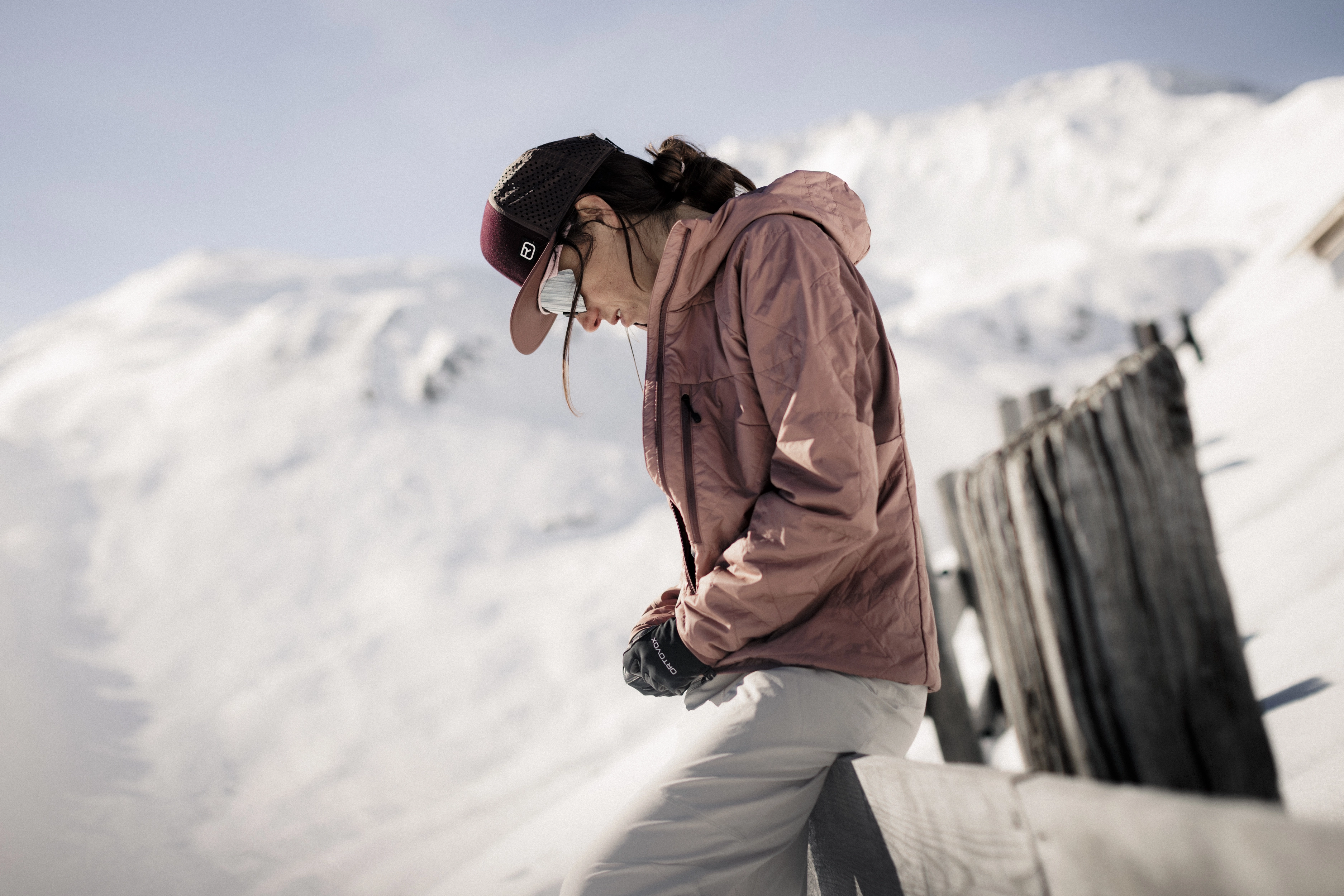 DB_8625_SKITOUR_WS2627_Hochfgen_MaxDraeger_MedRes snow, jacket, pink, gloves, cap