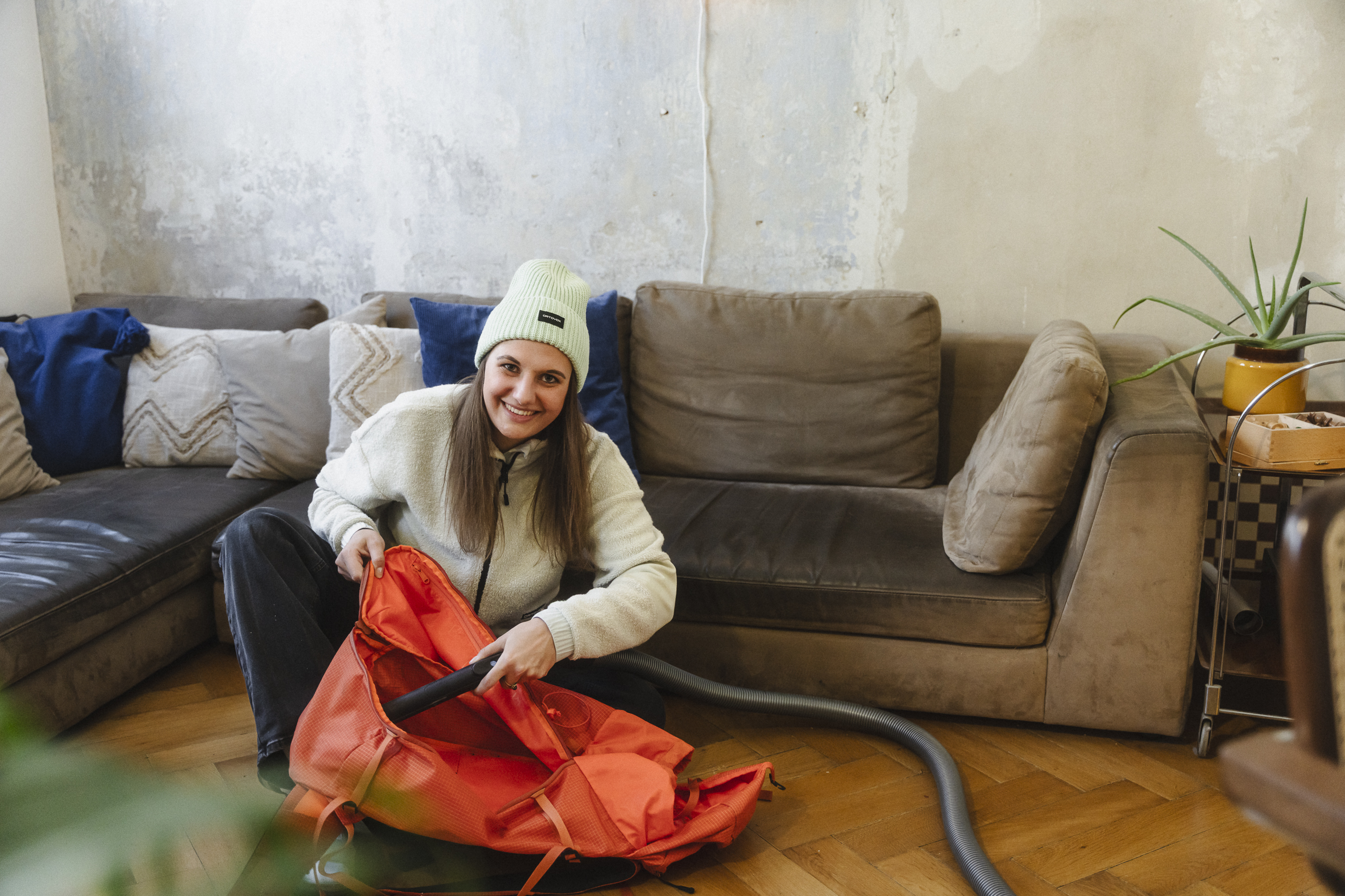 250514_Ortovox_Secondlife_HighRes_TomKieslichMediaDSC09681 Couch, Living Room, Interior Design, Sitting, Plant