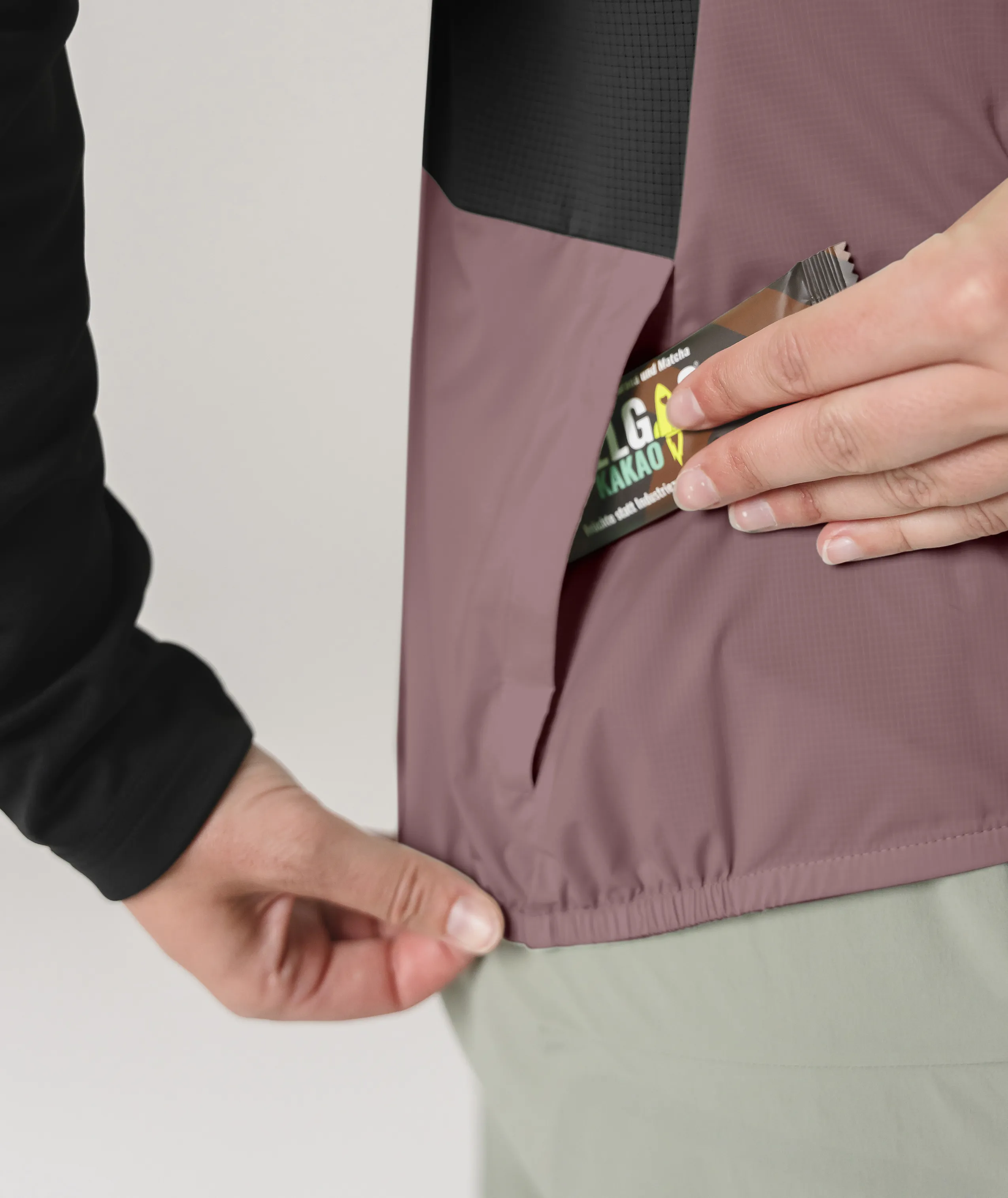 60105-70401-SEQUENCE_WIND_VEST_W-D-06.jpg 60105-70401-SEQUENCE_WIND_VEST_W-D-06.jpg, pocket, zipper, jacket, water-resistant, two-tone