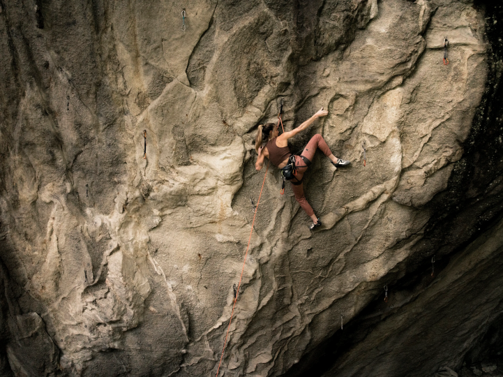 DJI_0342_AFFINITY_SS26_Zillertal_MaxDraeger_MedRes rock_climbing, climbing_gear, athlete, outdoor, rope, rock-climbing, sport-climbing, climbing-gear, rock-face, outdoor-activity