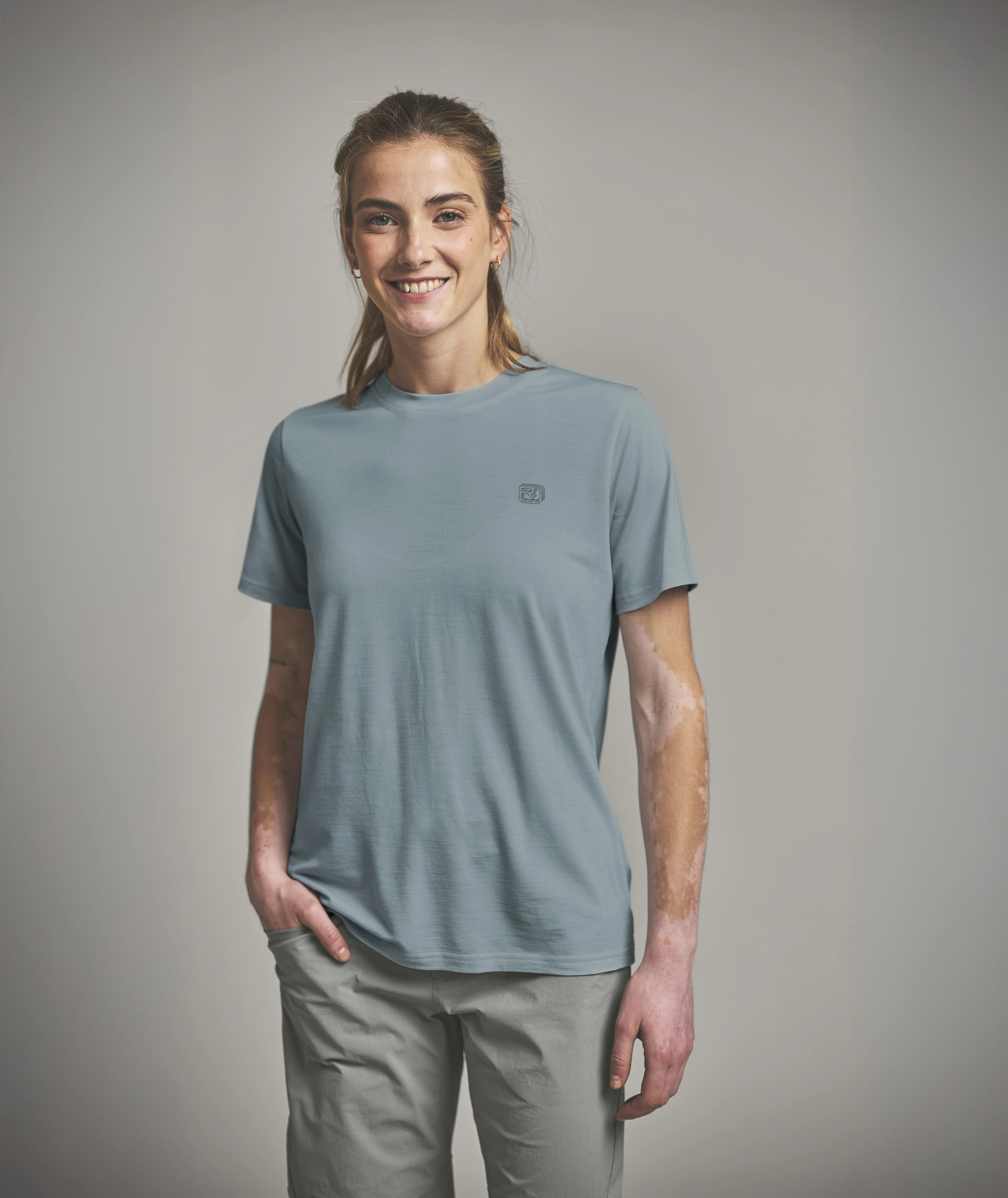 88924-85701-150_COOL_LOGO_STAPLE_TS_W-D-01.jpg 88924-85701-150_COOL_LOGO_STAPLE_TS_W-D-01.jpg, t-shirt, short-sleeve, slim-fit, blue-gray, logo