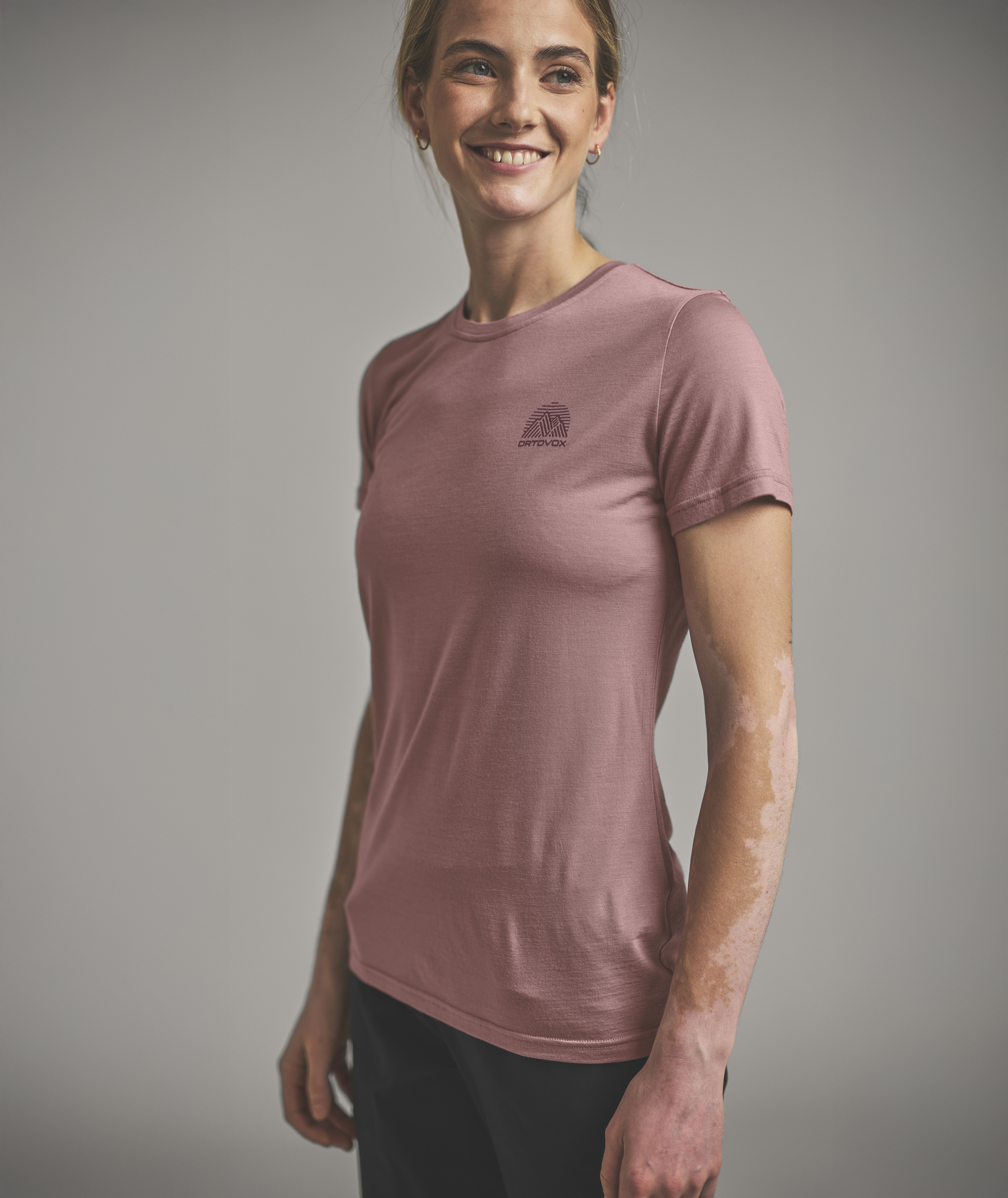 88064-120_COOL_TEC_MTN_STRIPE_TS_W-D-02.jpg, t-shirt, short sleeve, solid color, pink, logo