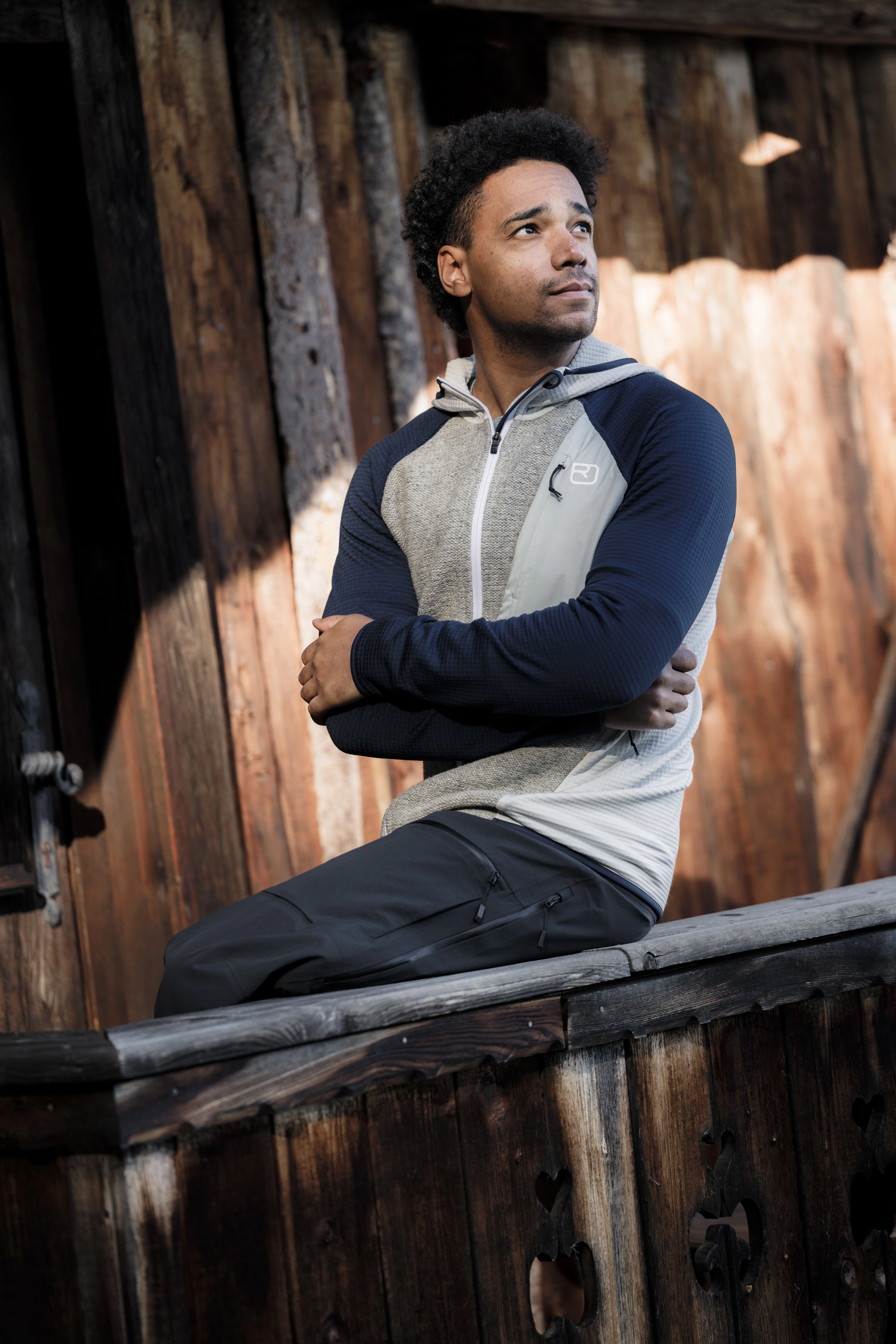 _N5A2894_MaxDraeger_2025_MedRes hoodie, zip-up, color-block, fleece, sleeve-color contrast