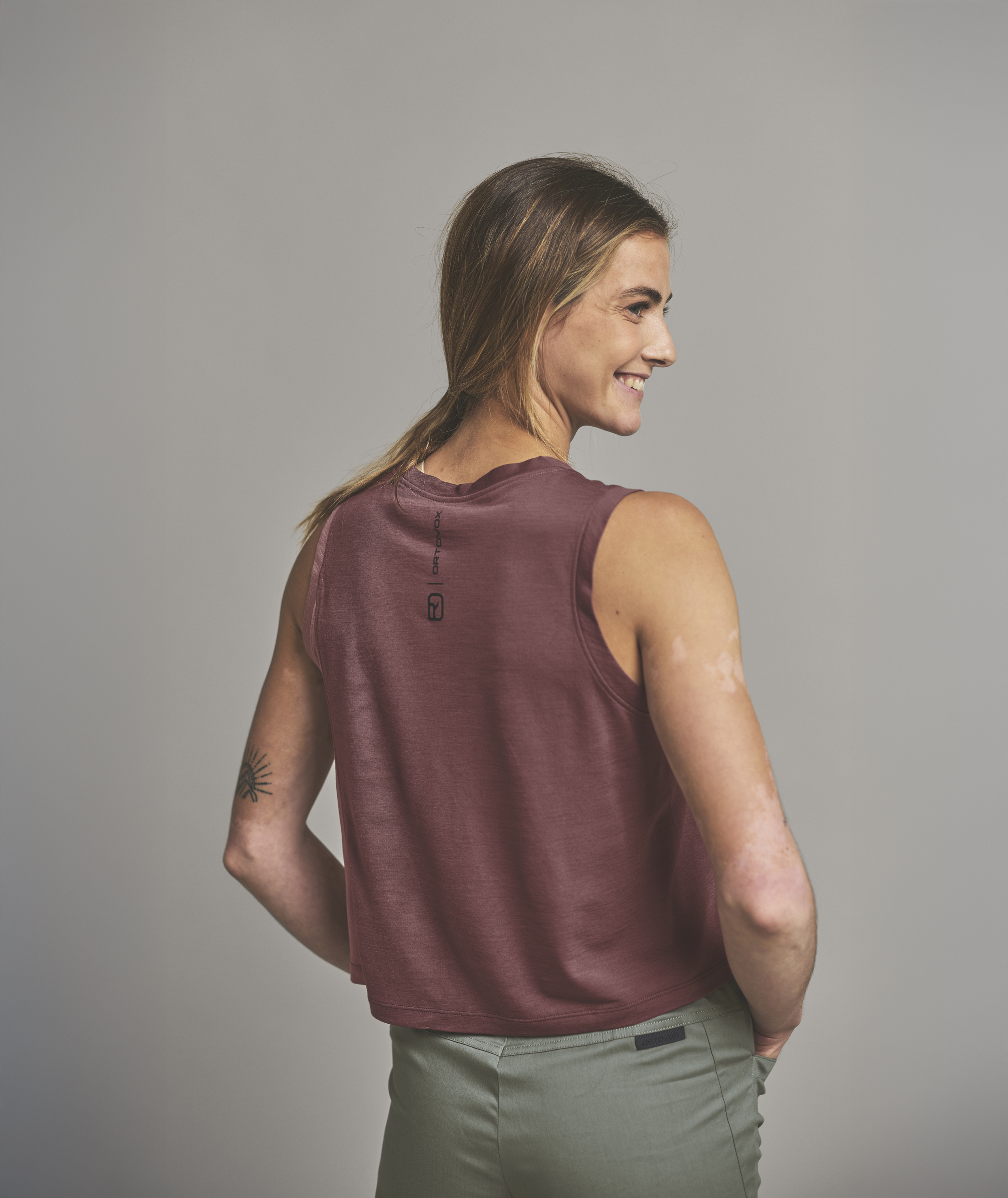 84077-150_COOL_CRACK_TOP_W-D-02.jpg 84077-150_COOL_CRACK_TOP_W-D-02.jpg, tank top, sleeveless shirt, rose color, casual wear, back view