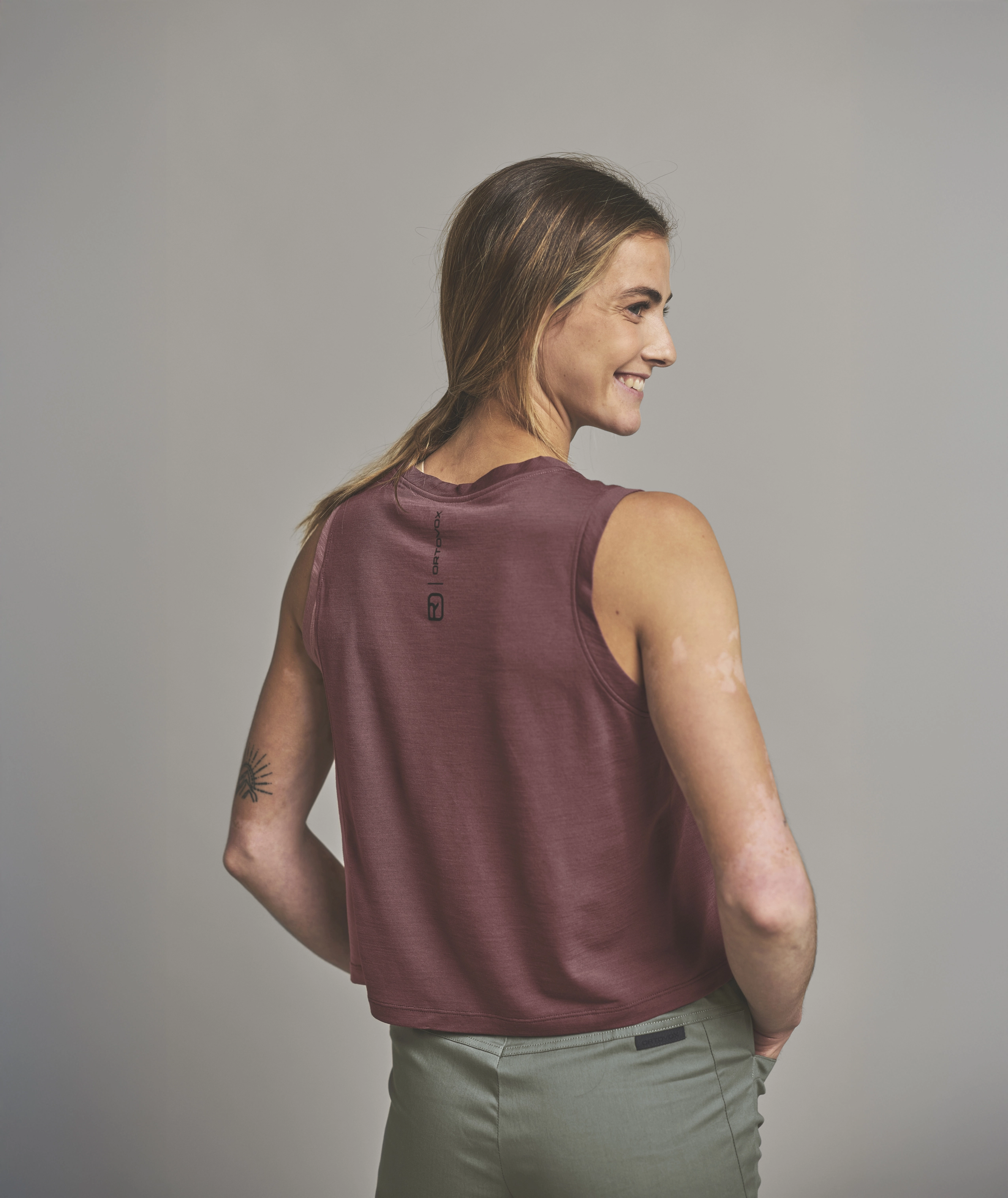 84077-150_COOL_CRACK_TOP_W-D-02.jpg 84077-150_COOL_CRACK_TOP_W-D-02.jpg, tank top, sleeveless shirt, rose color, casual wear, back view