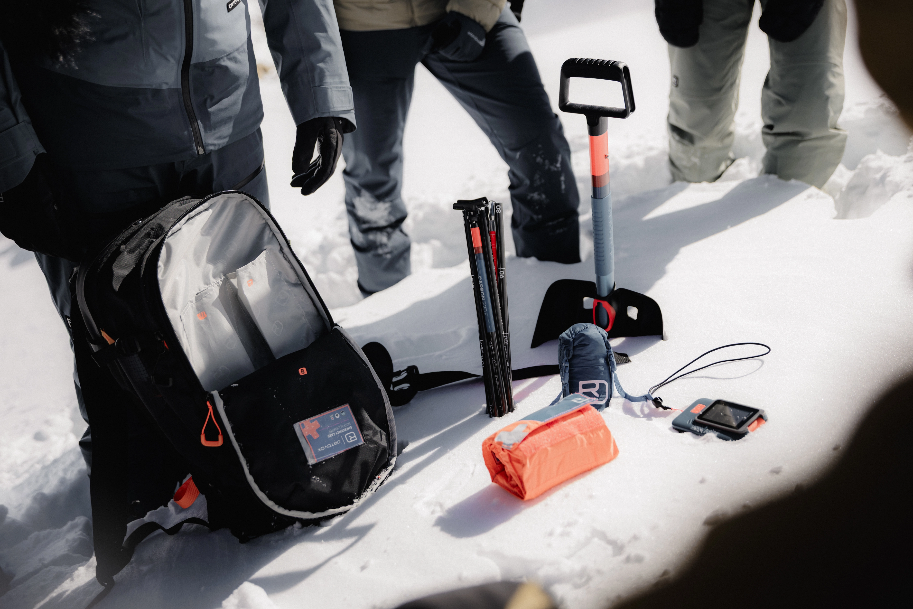 DB_5897_SAFETY SNOW_Stubai_WS2627_MaxDraeger_MedRes backpack, snow gear, ice axe, shovel, gloves, snow, shovel, backpack, gloves, tent-pole