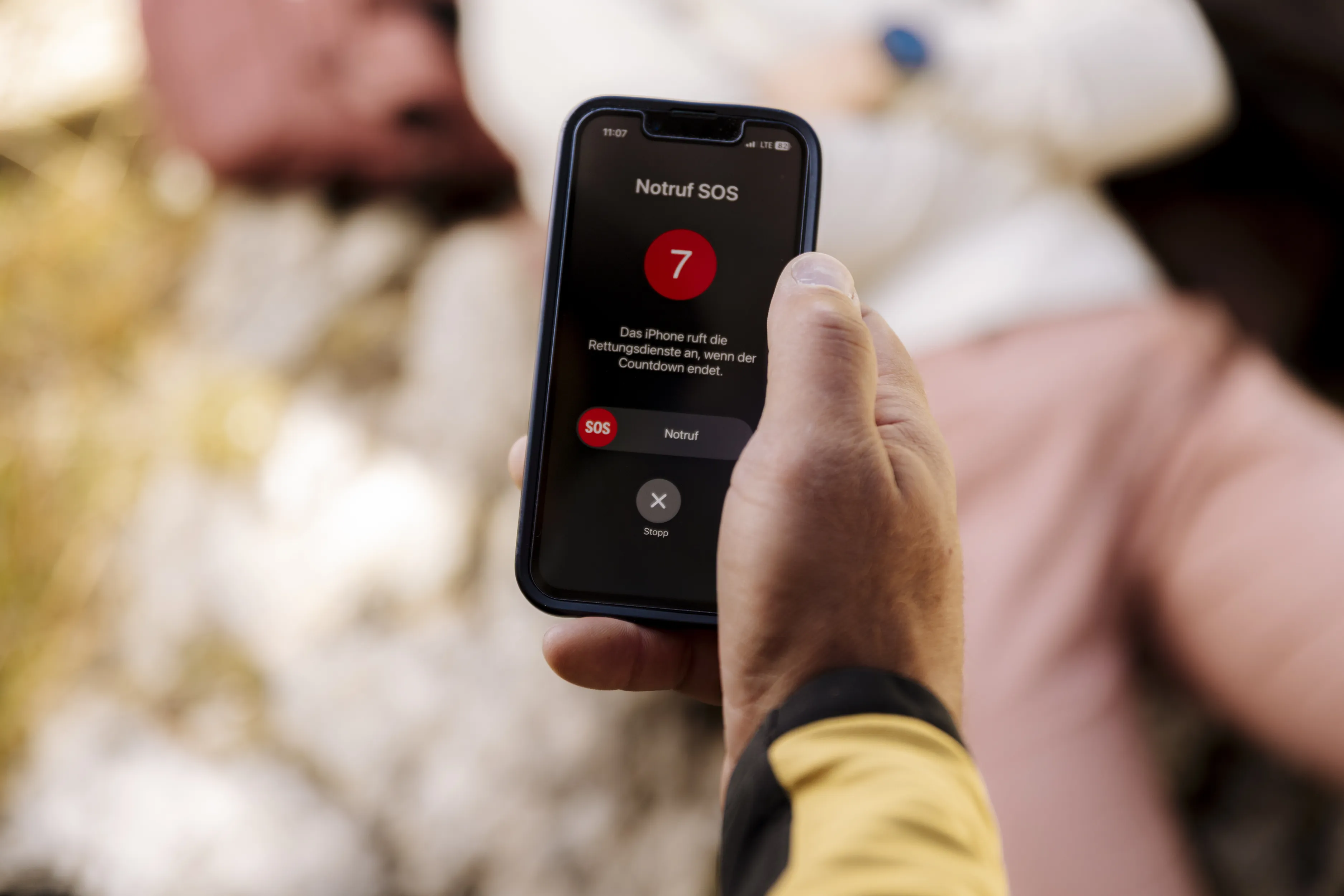 smartphone, SOS, emergency call, iphone screen, red button