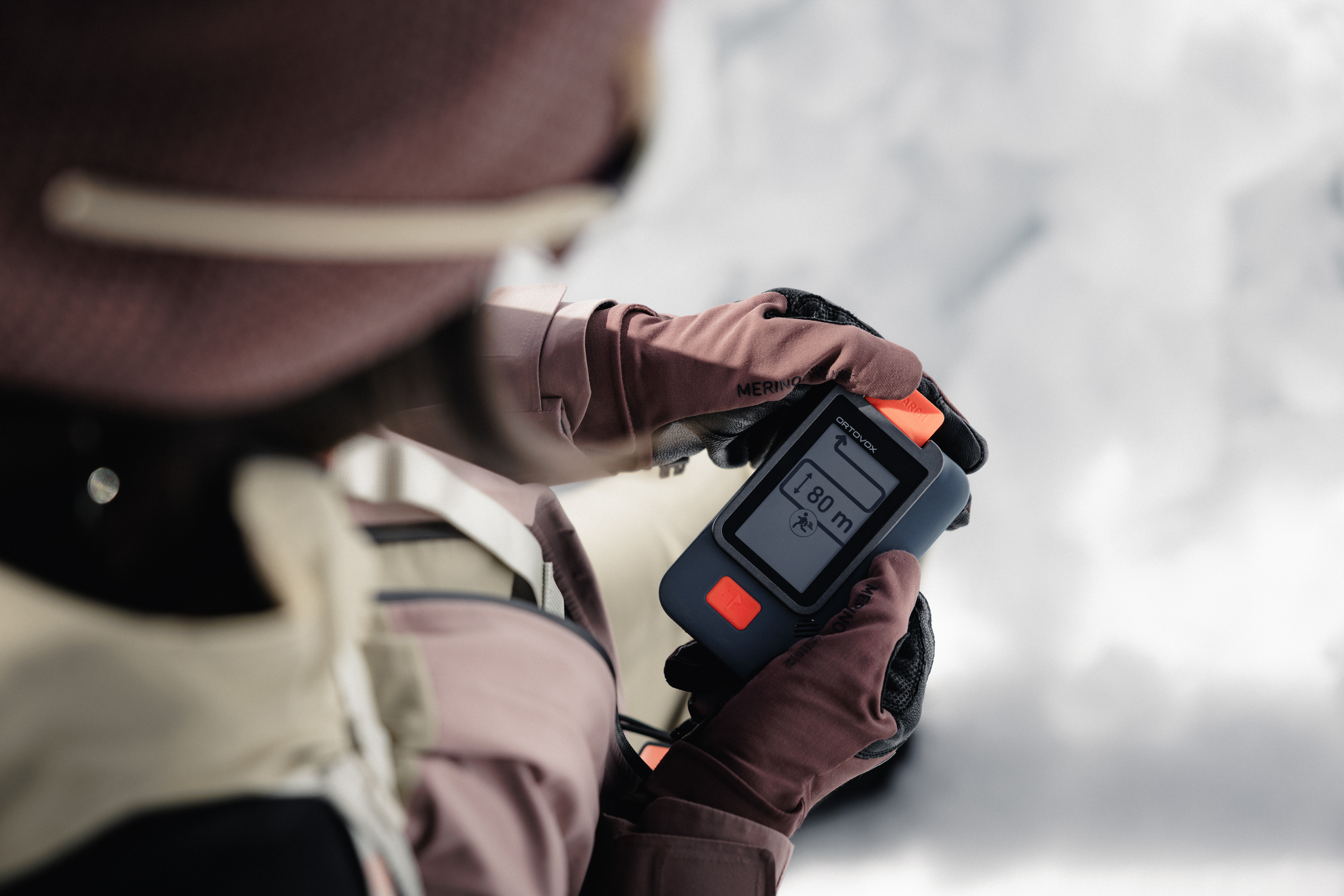 DA_7708_FOCUS_SA SNOW_WS2627_Zugspitze_MaxDraeger_fullres gps, device, handheld, gloves, outdoor