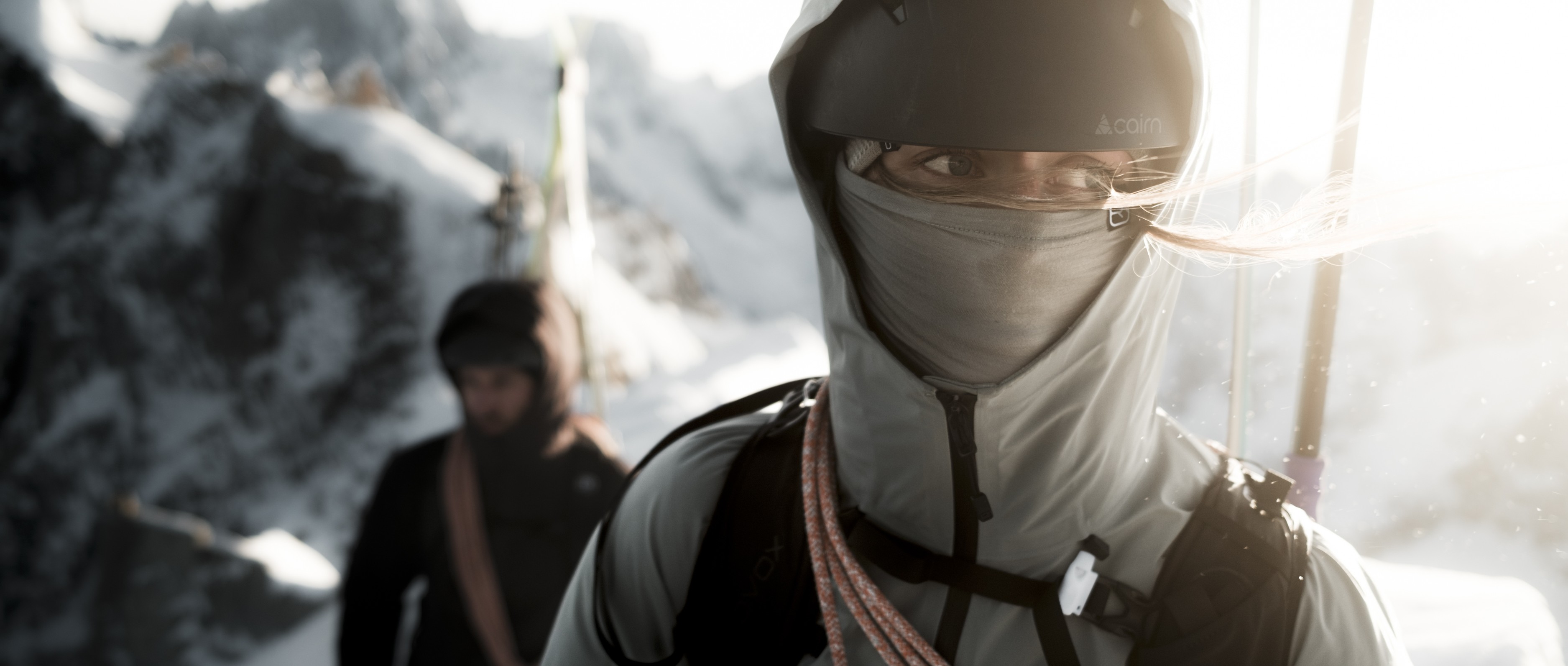 DSF7979_SKITOUR_WS2627_Charmonix_MaxDraeger_MedRes_1 ski helmet, ski goggles, face covering, winter sportswear, snow