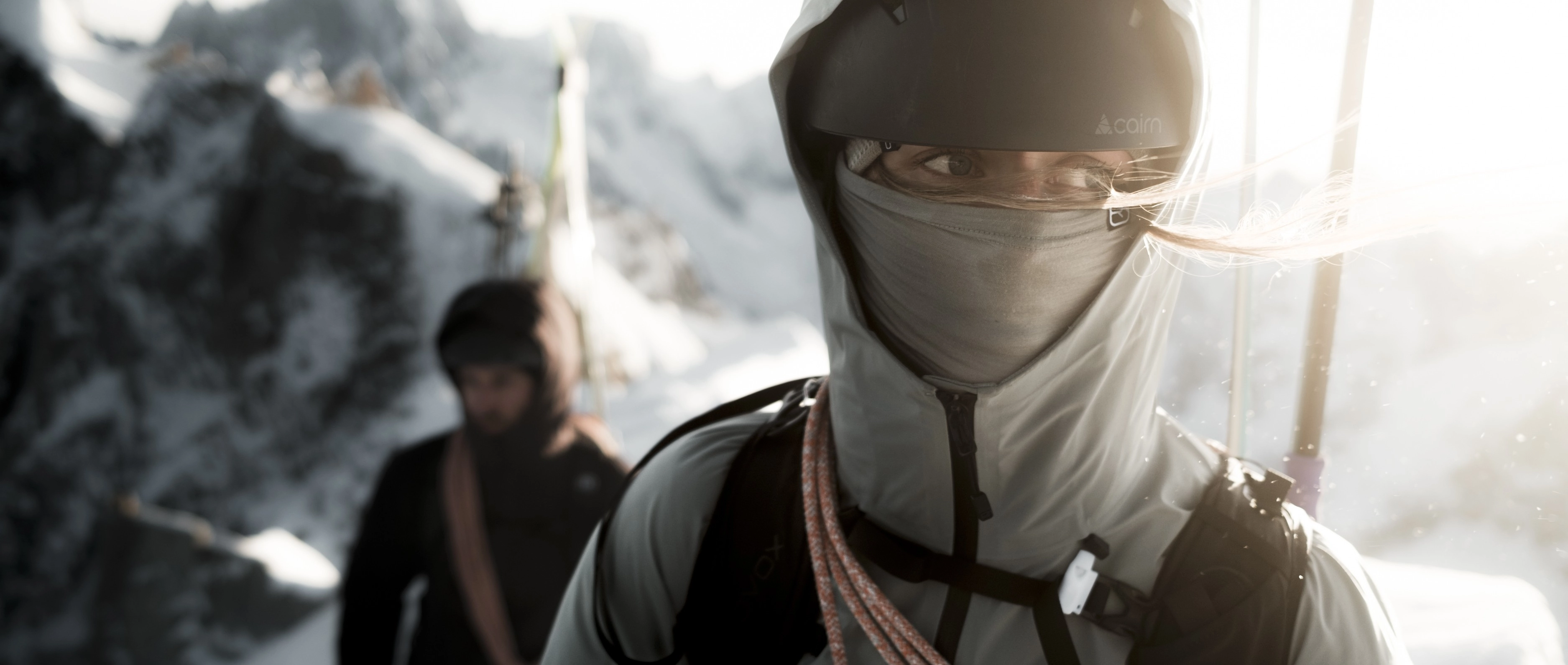DSF7979_SKITOUR_WS2627_Charmonix_MaxDraeger_MedRes_1 ski helmet, ski goggles, face covering, winter sportswear, snow