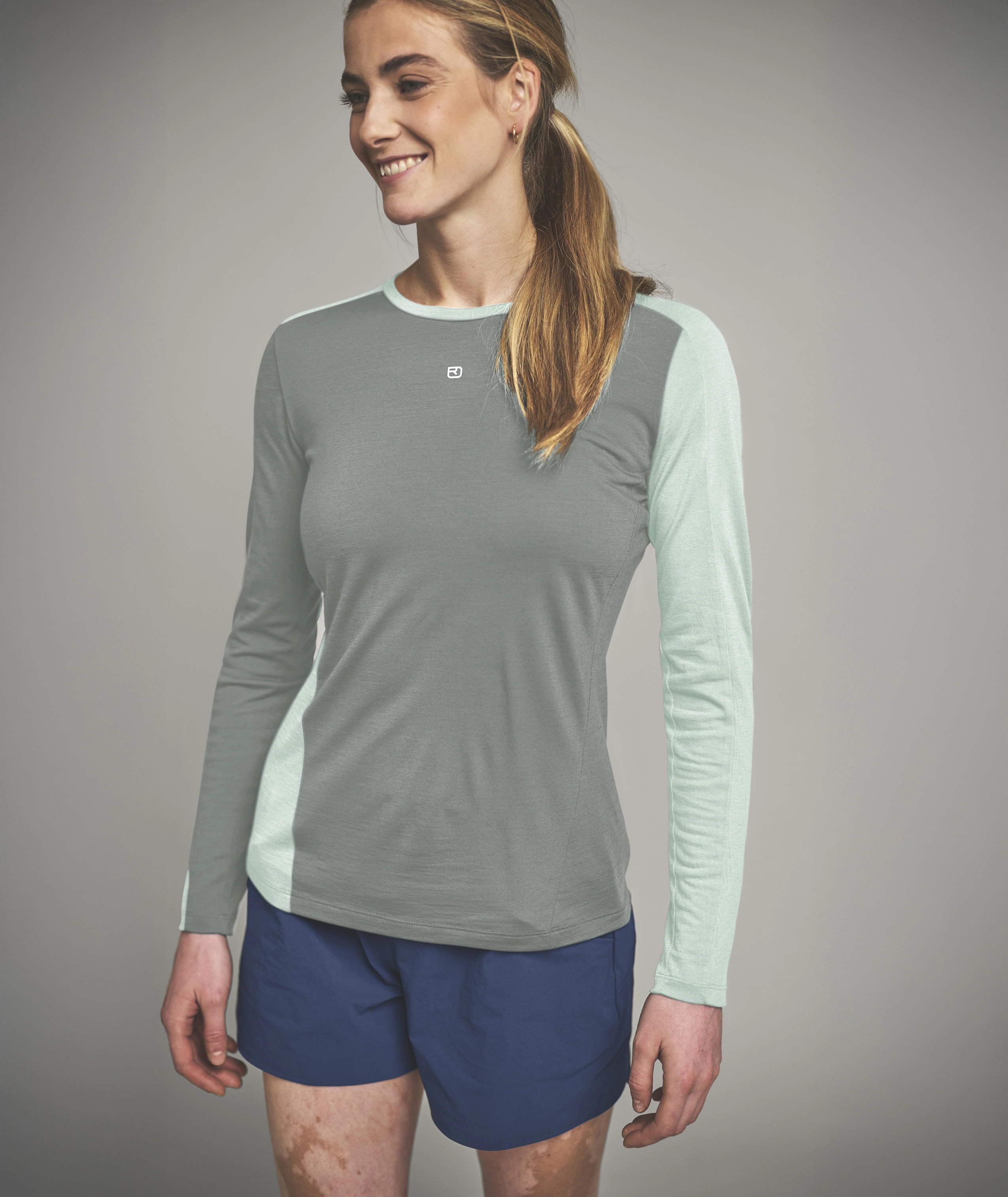 88067-63101-120_COOL_TEC_FAST_UPWARD_LS_W-D-02.jpg, long-sleeve, top, gray, mint, athletic