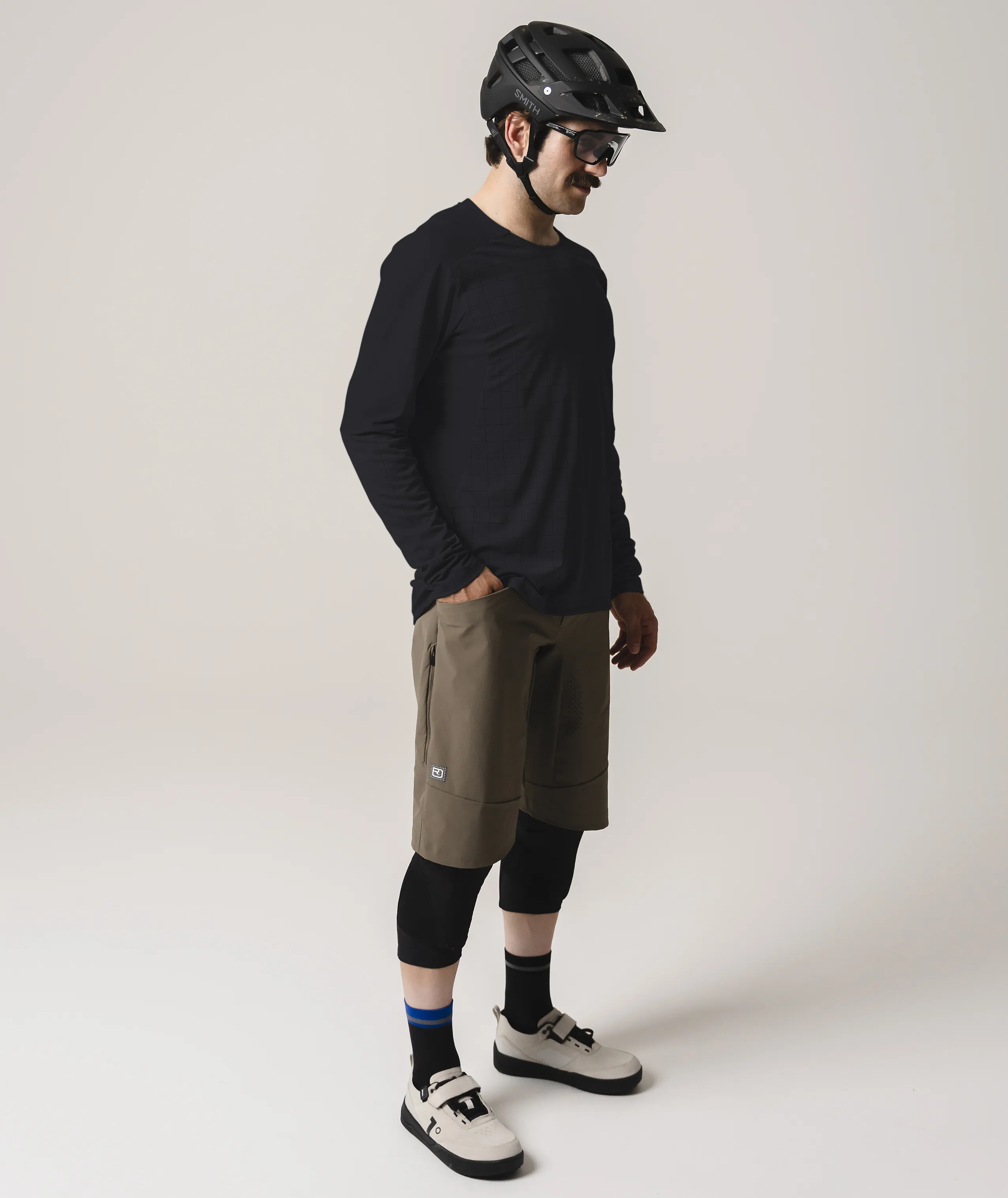 SEQUENCE TRAIL JERSEY LS M cycling shorts, khaki shorts, helmet, long-sleeve shirt, knee pads, cycling helmet, longsleeve shirt, knee-high socks, shorts, sneaker sandals