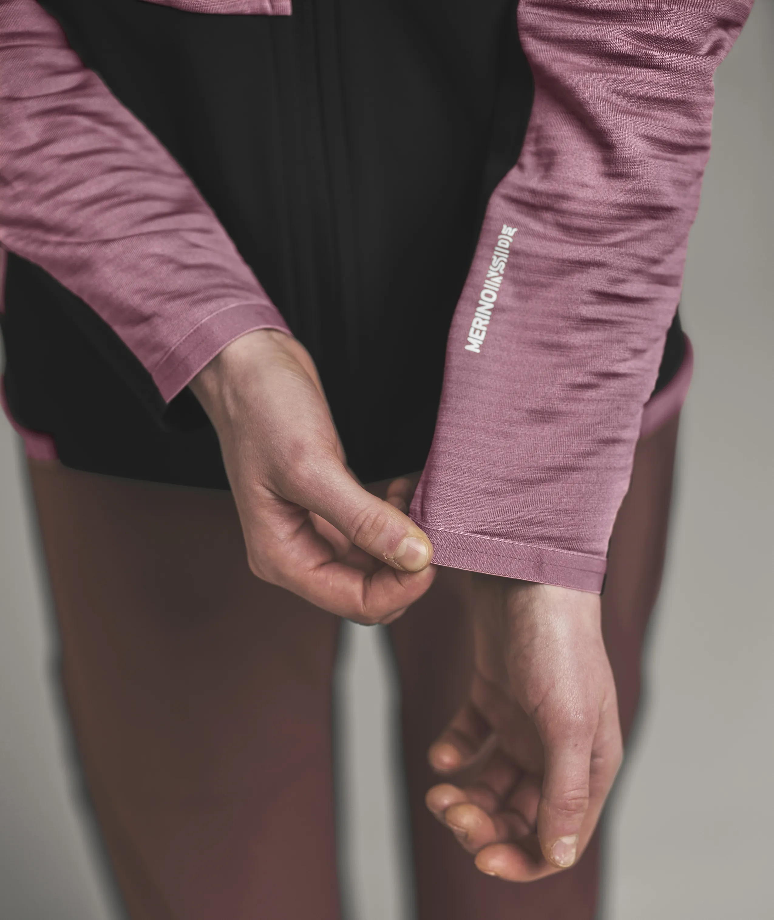 87302-35401-FLEECE_RIB_HOODY_W-D-03_1.jpg 87302-35401-FLEECE_RIB_HOODY_W-D-03_1.jpg, athletic top, long sleeve, pink, sleeve cuff, brand text