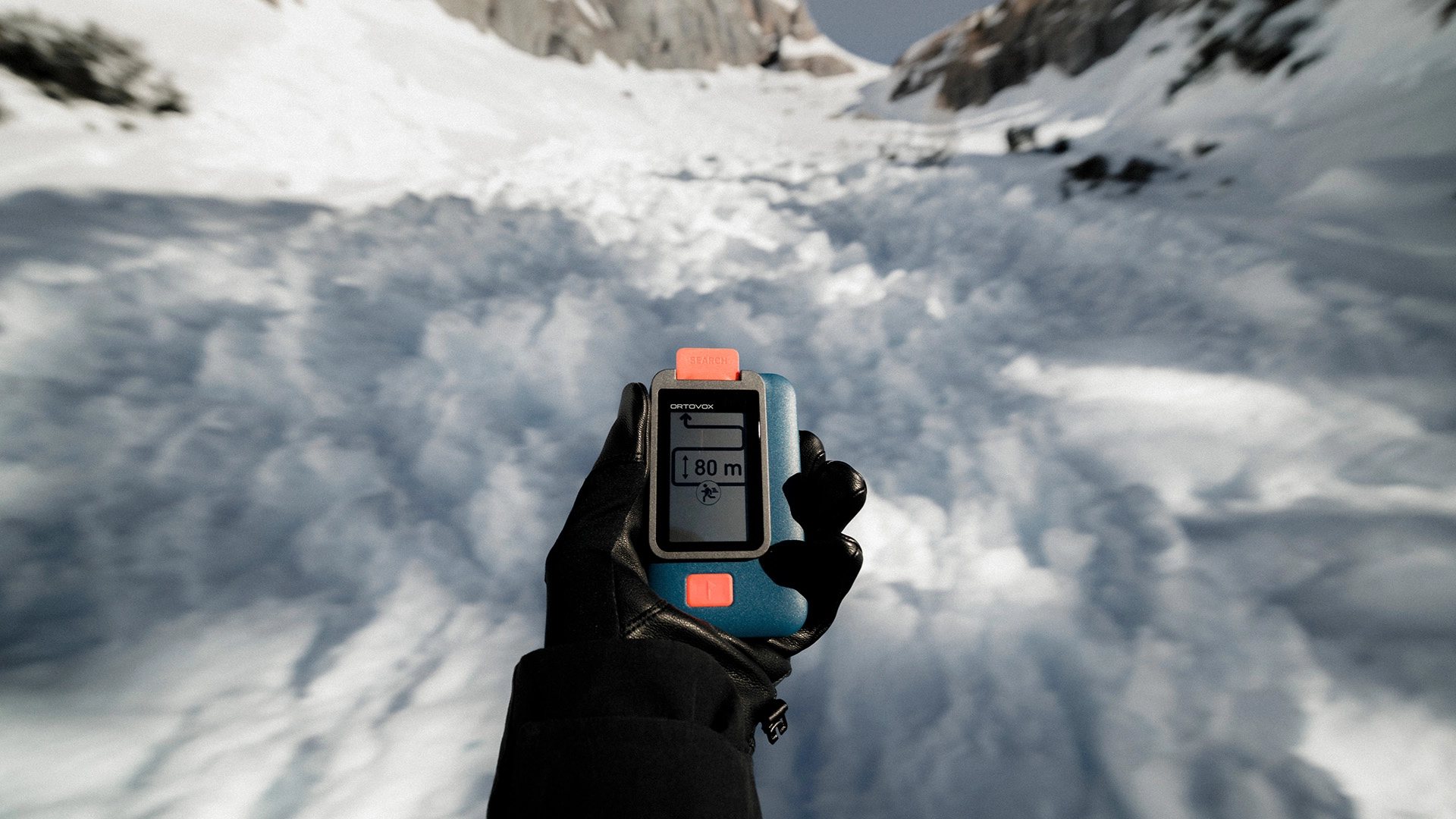 260909_PDP_Focus_App_Desktop_1920x1080_CWI altimeter, device, gloved hand, snow, mountain