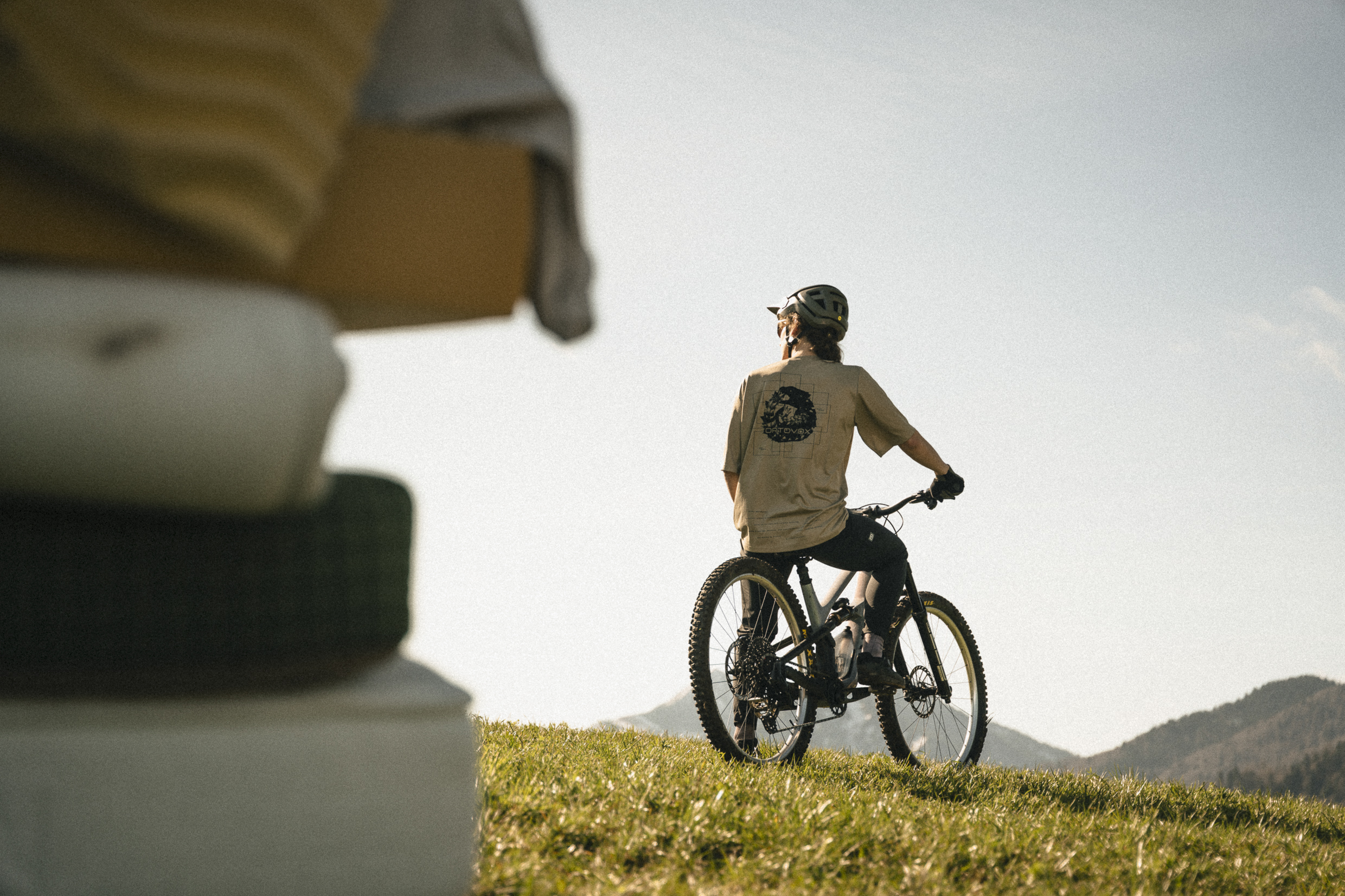 DSC02331_T2T_SS27_TomKieslich_MedRes bike, mountain bike, cyclist, t-shirt, helmet