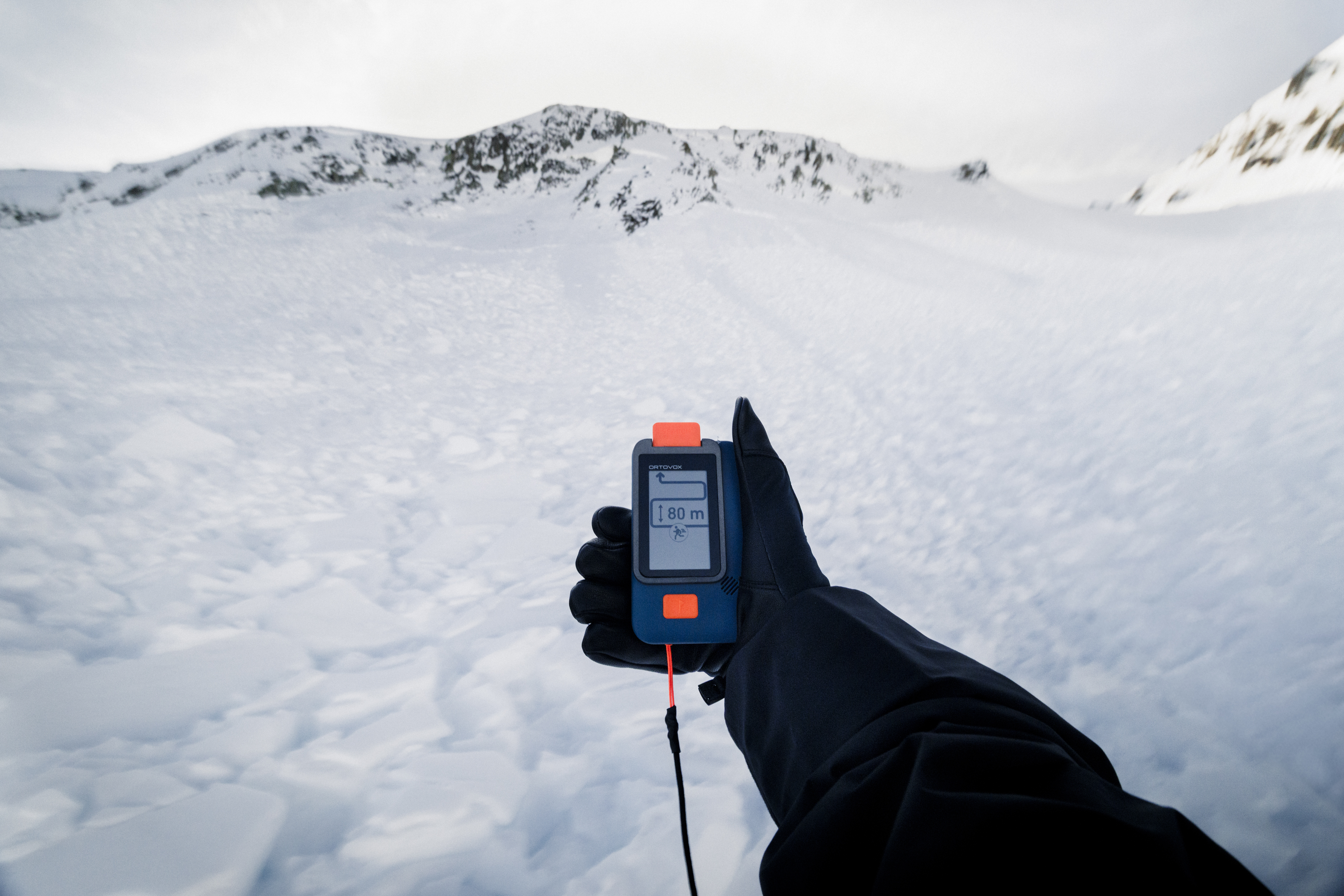DA_2122_FOCUS LVS_WS2627_MaxDraeger_MedRes snow, gloves, glove, device, mountain