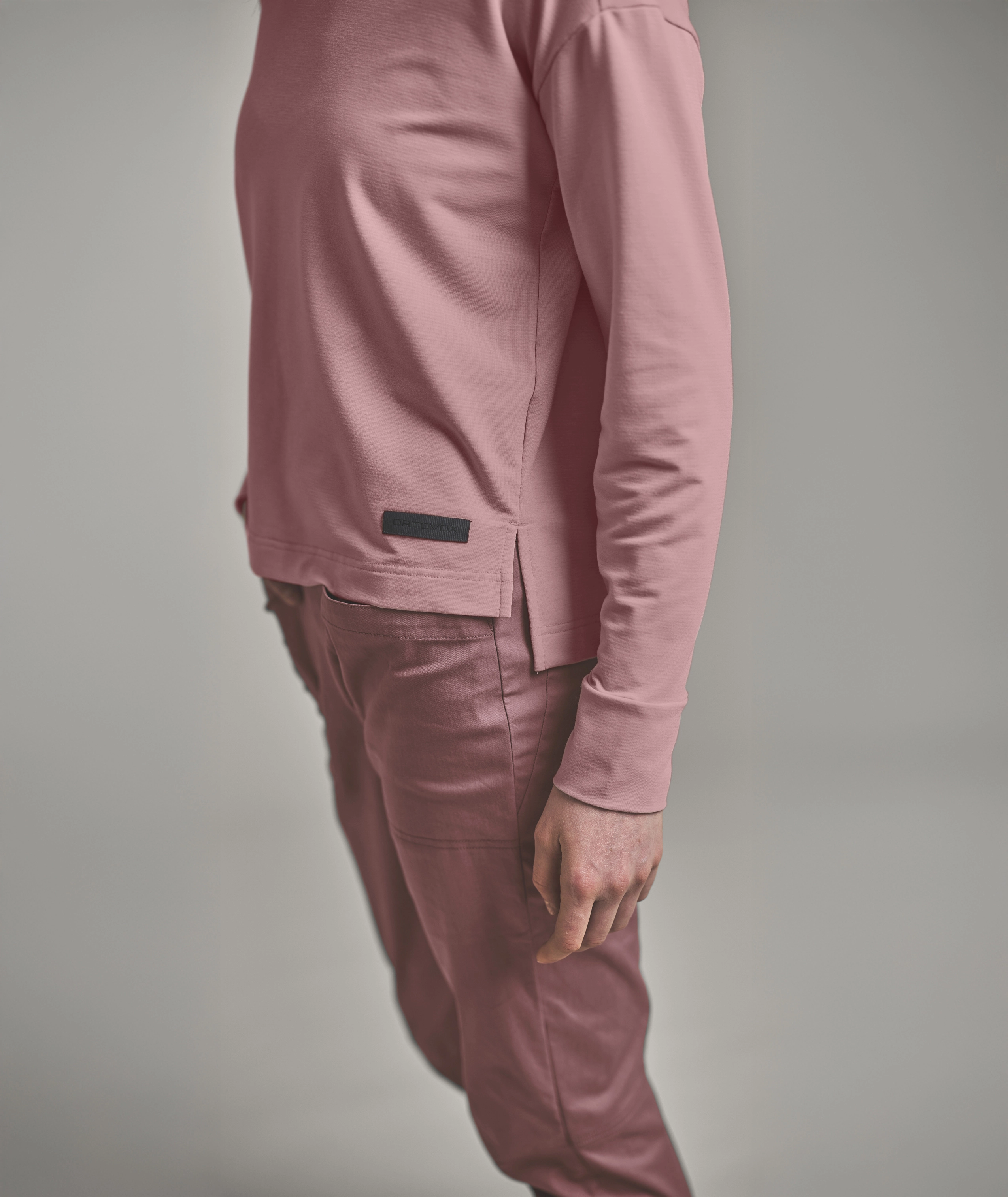 87124-35401-AFFINITY_HOODY_W-D-04.jpg 87124-35401-AFFINITY_HOODY_W-D-04.jpg, jacket, long-sleeve, pink, slim-fit, pocketed