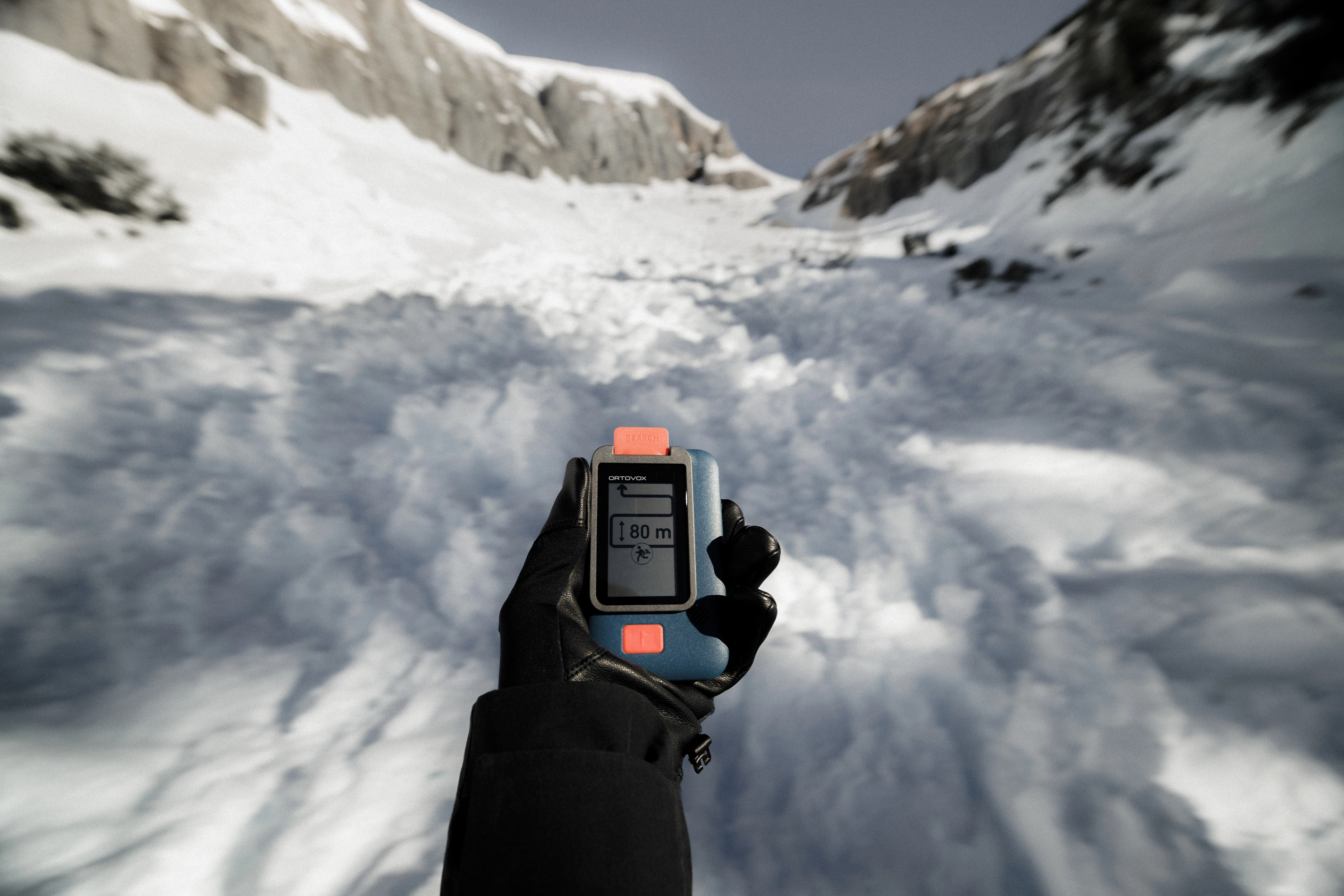 DA_8628_FOCUS LVS_WS2627_MaxDraeger_MedRes mountain, glove, device, handheld, altimeter