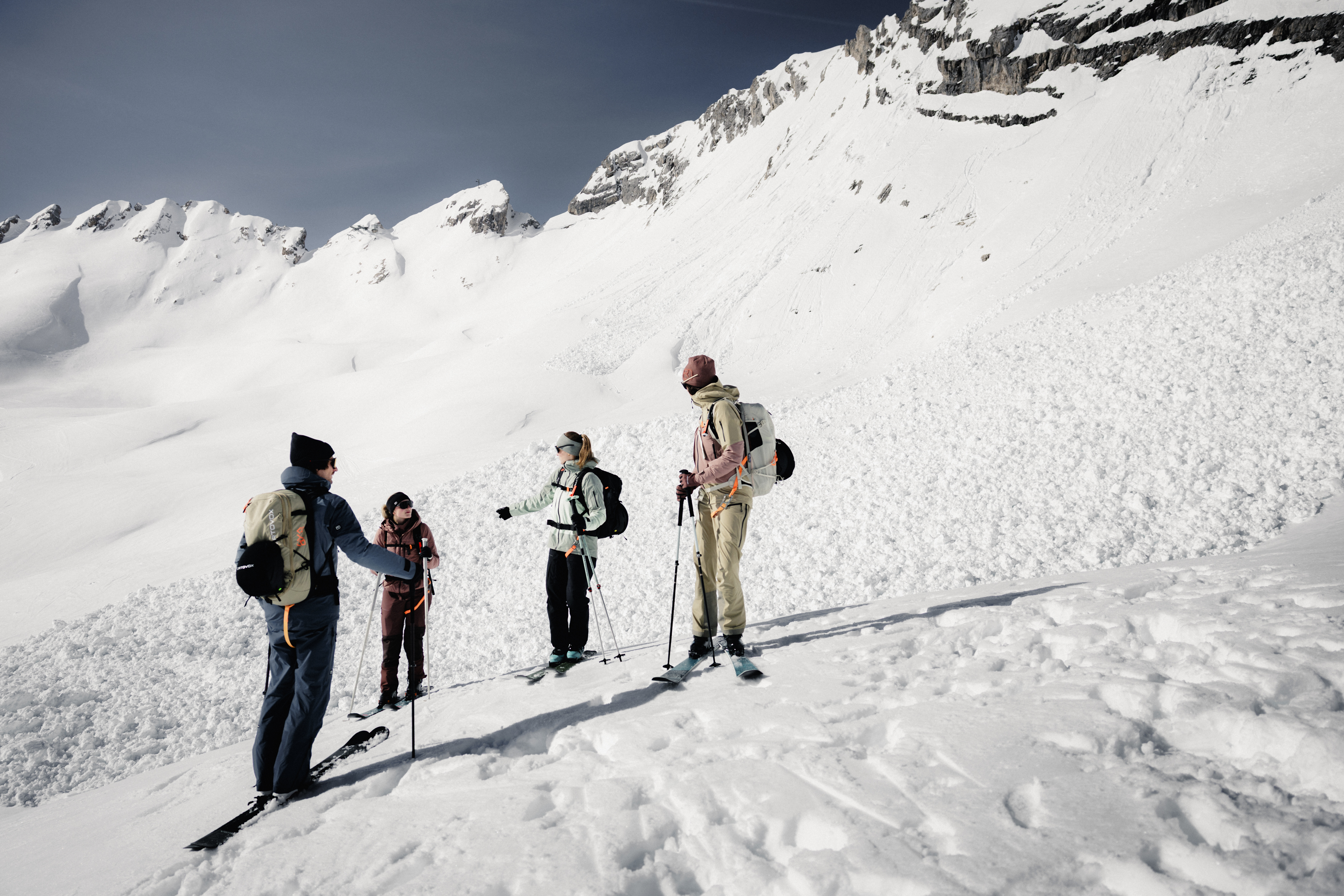 DA_7428_FOCUS_SA SNOW_WS2627_Zugspitze_MaxDraeger_MedRes skiing, skis, snow, group, outdoor gear