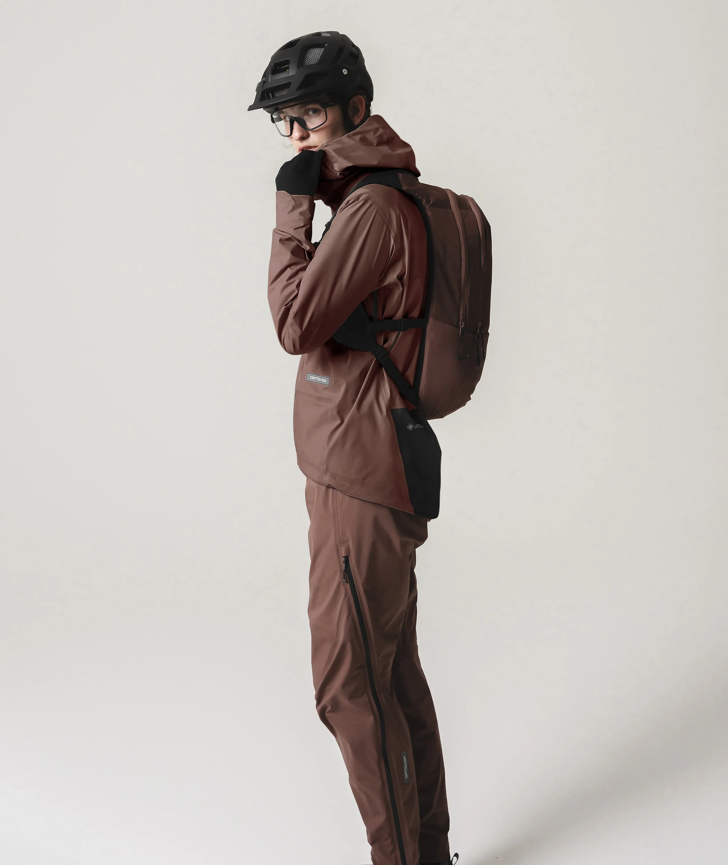 60211-70401-SEQUENCE_GORE_TEX_JKT_W-D-09.jpg, cycling jacket, softshell, brown, backpack, helmet