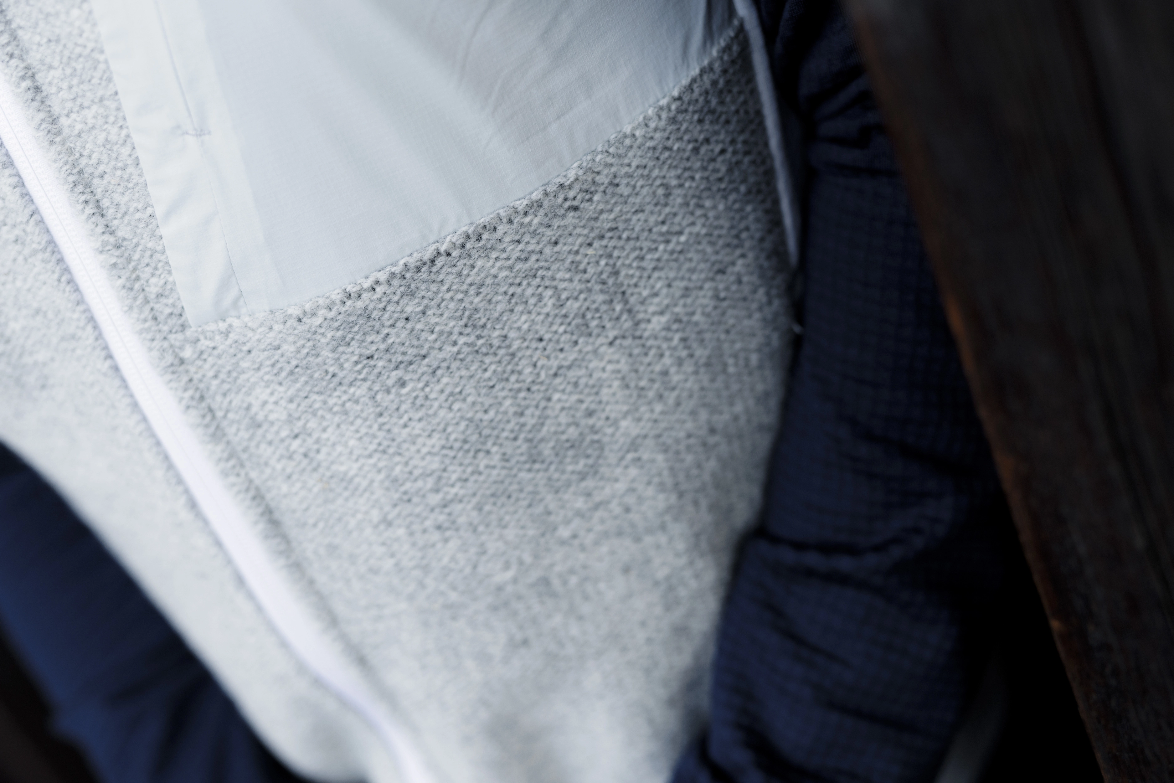 N5A2956_BASELAYER_WS2526_Fgen_MaxDraeger_MedRes zipper, jacket, knitted, gray, layered