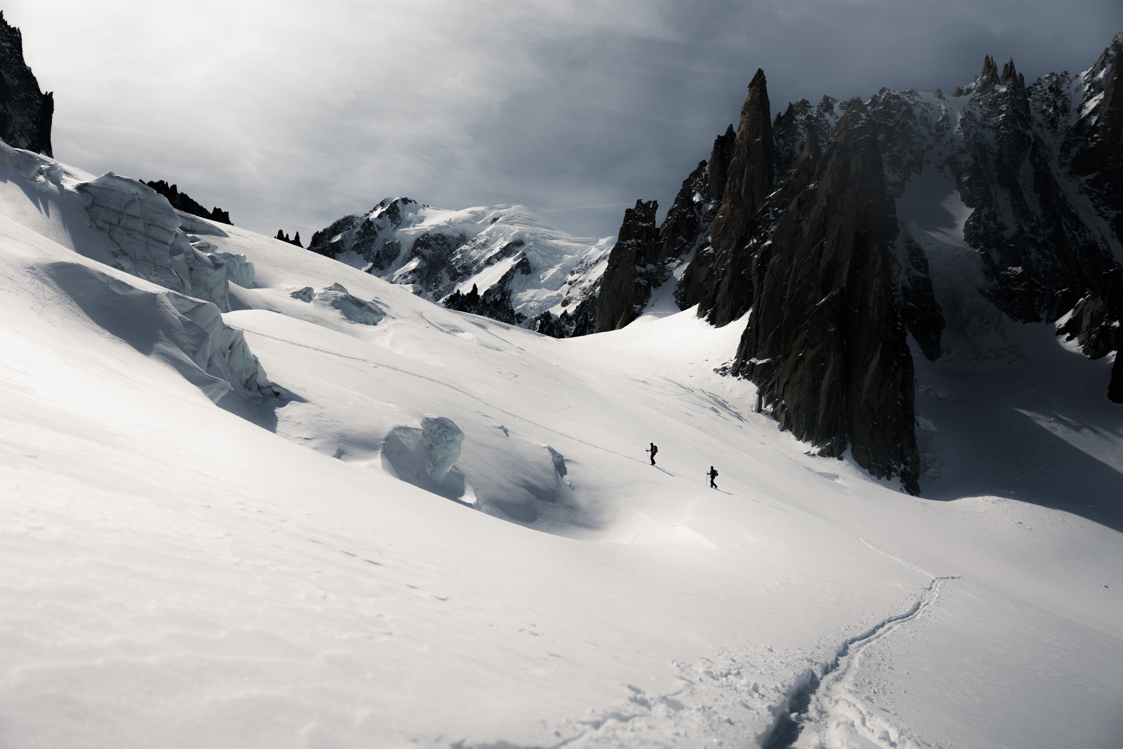 DB_5607_SKITOUR_WS2627_Charmonix_MaxDraeger_MedRes snow, mountains, skiers, glacier, snowy landscape