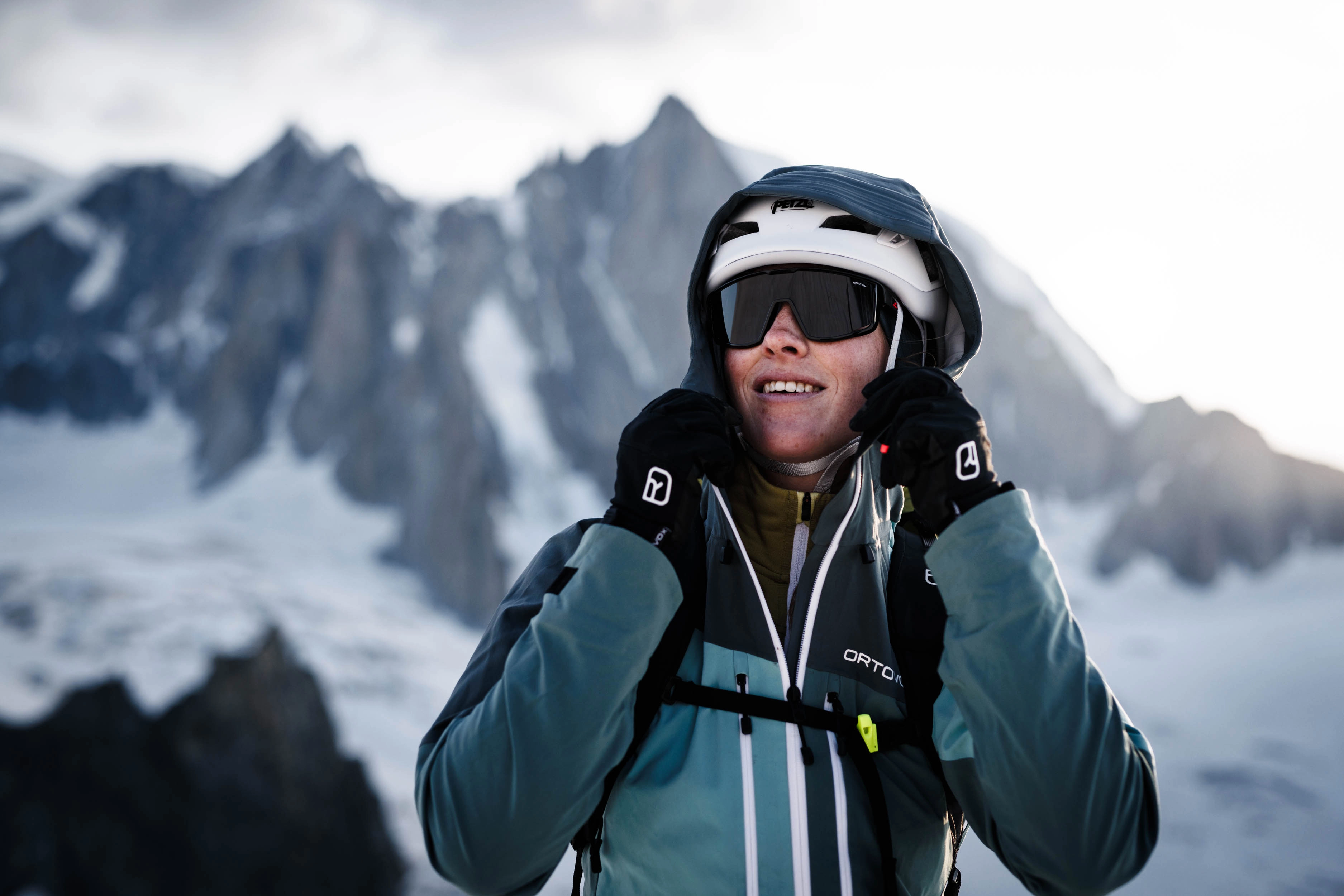 _DB_9234_HIGH ALPINE_S24_Courmayeur_MaxDraeger_MedRes ski, mountain, jacket, gloves, helmet
